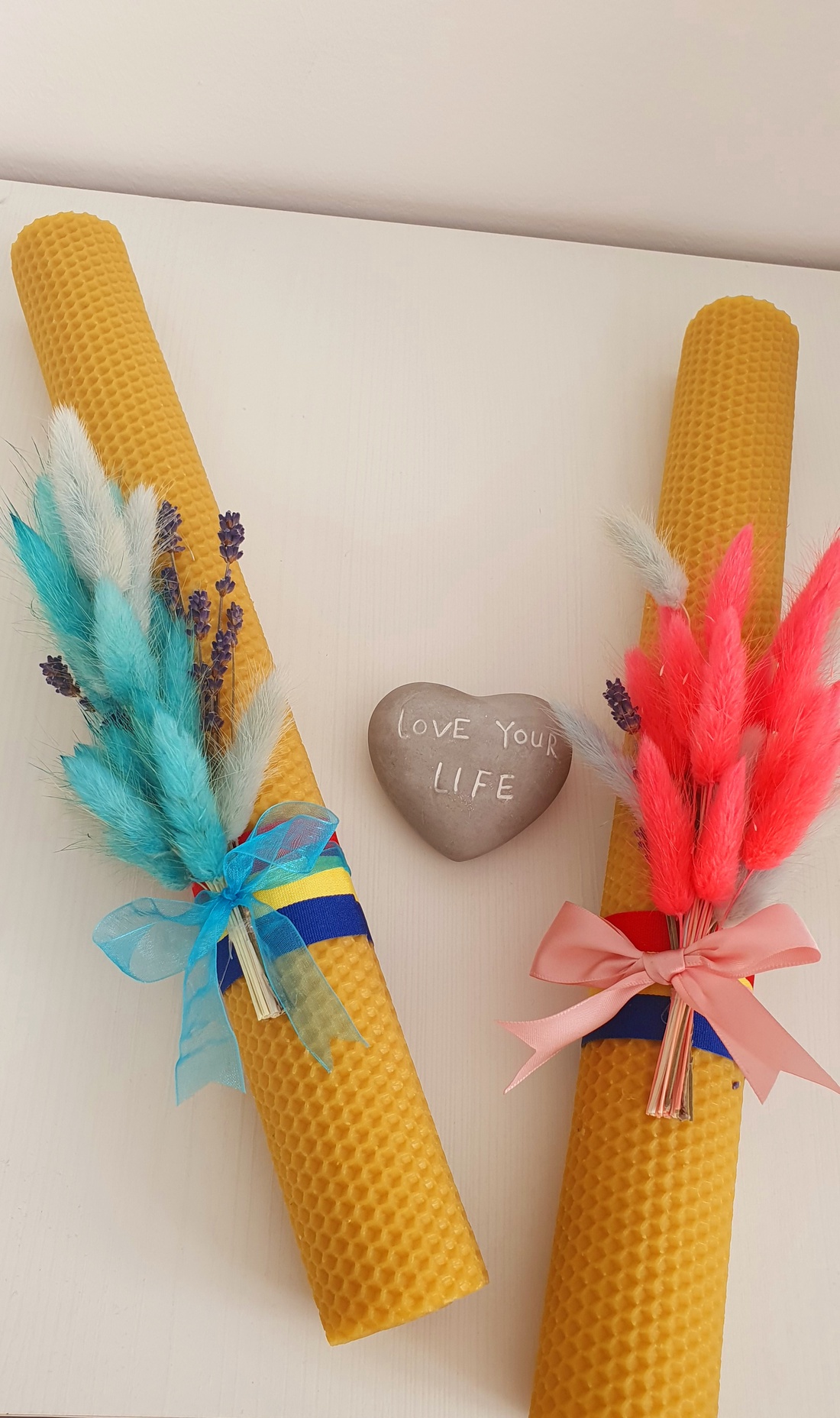 Set lumânări cununie sau botez, din ceară naturală de albine - accesorii nuntă - materiale decor pentru nuntă - lumânări de nuntă și suport lumânări - Artynos.ro