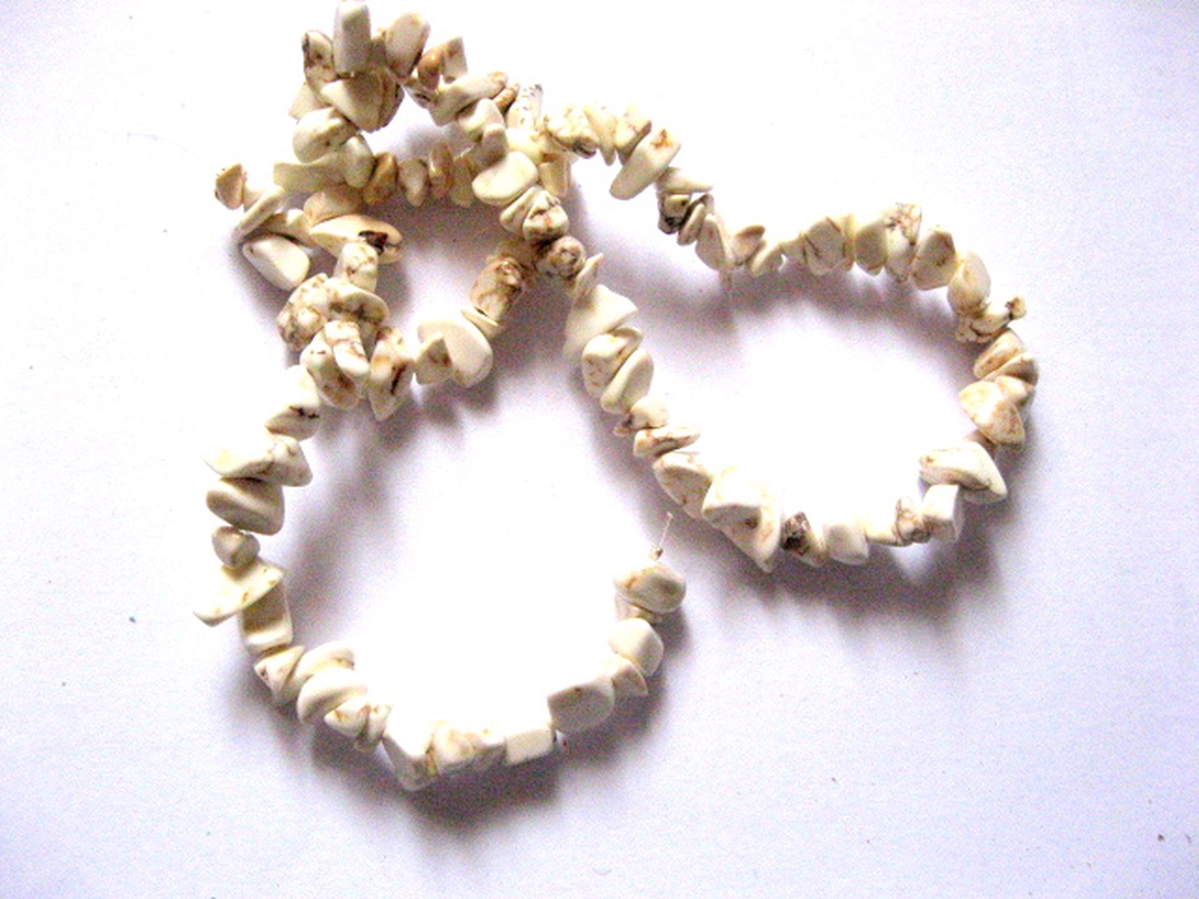 Chipsuri howlite alb  51253 - accessorii și unelte - mărgea, componente de bijuterii - piatră prețioasă - Artynos.ro