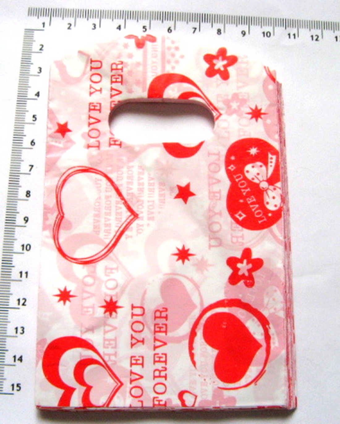 Punguta plastic de cadou cu cu inimioare rosii 52110 - crăciun - accesorii cadou de crăciun - hârtii de ambalat cadouri - Artynos.ro