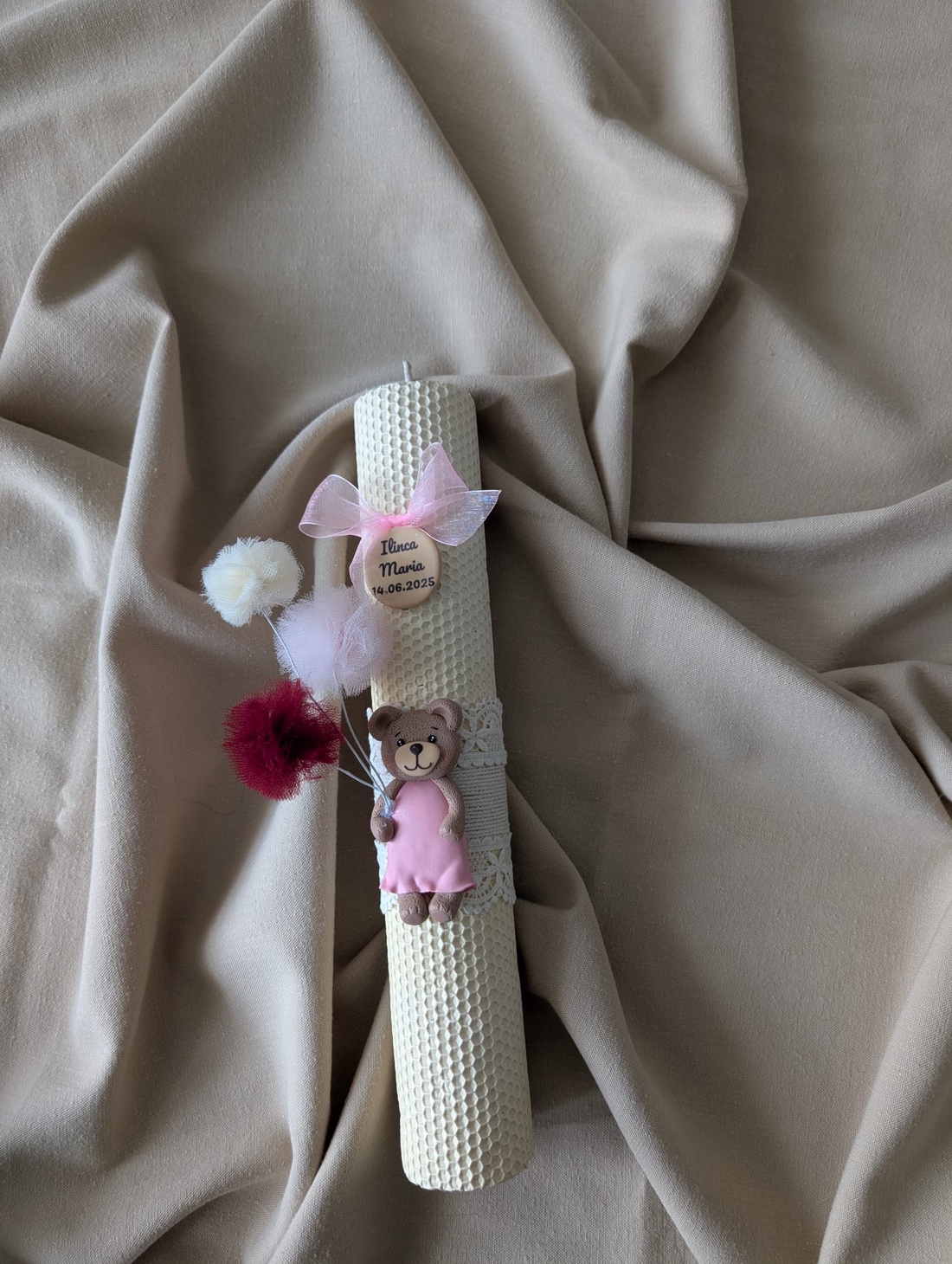 Lumânare de botez personalizată decor delicat cu ursuleț din lut polimeric - îmbrăcăminte și modă - haine bebeluși, haine copii - rochii botez - Artynos.ro Lumânare de botez personalizată decor delicat cu ursuleț din lut polimeric - îmbrăcăminte și modă - haine bebeluși, haine copii - rochii botez - Artynos.ro