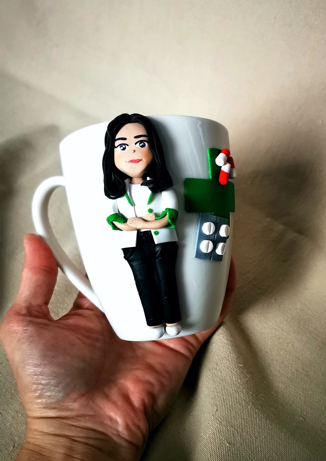 Cana personalizata cu figurina 3d din lut polimeric. Specializare / Meserii - casă & stil de viață - accesorii pentru echipamente de bucătărie - accesorii de servire - căni - Artynos.ro