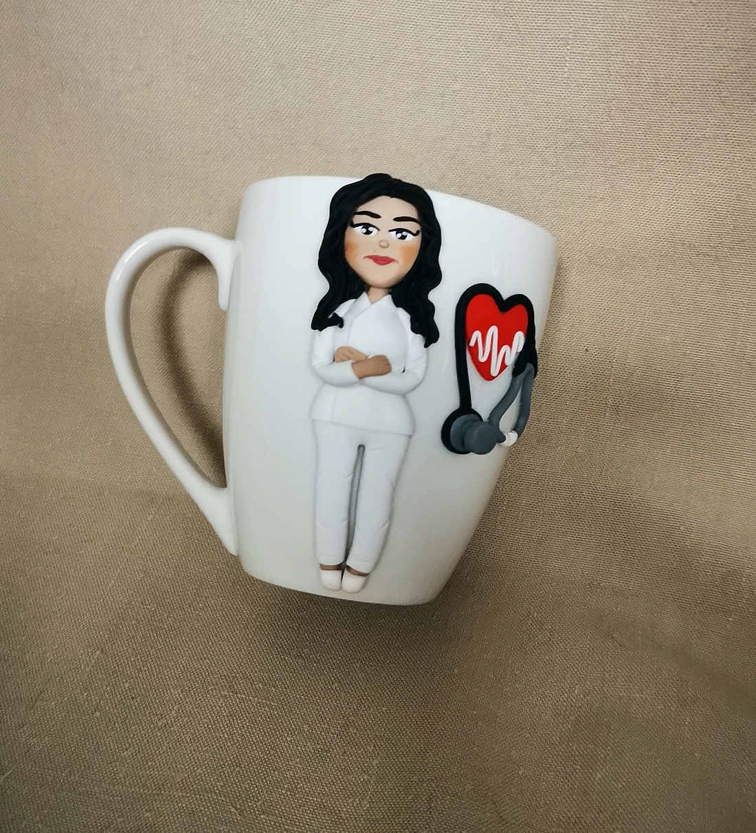 Cana personalizata cu figurina 3d din lut polimeric. Specializare / Meserii - casă & stil de viață - accesorii pentru echipamente de bucătărie - accesorii de servire - căni - Artynos.ro