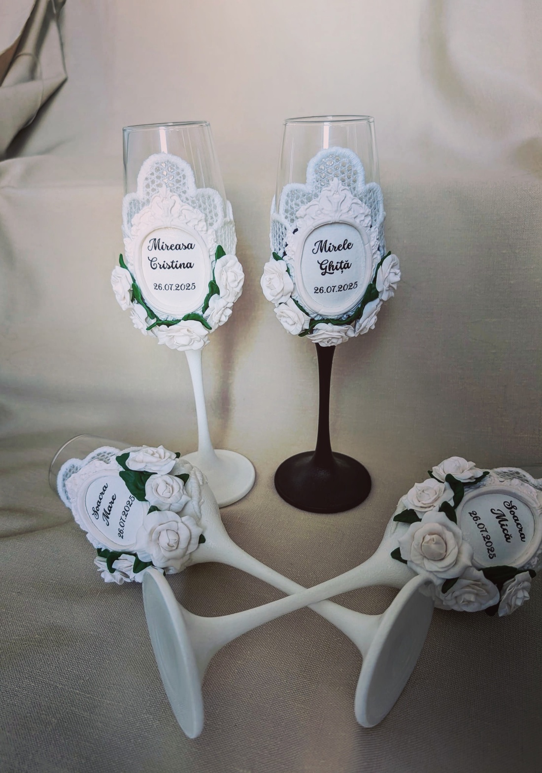 Pahare de șampanie vintage, modelate din lut polimeric si tehnica decoupage  pentru nuntă, botez sau momente speciale - accesorii nuntă - amintiri și cadouri de nuntă - cadou nuntă - pahar de nuntă, set de sticlă - Artynos.ro