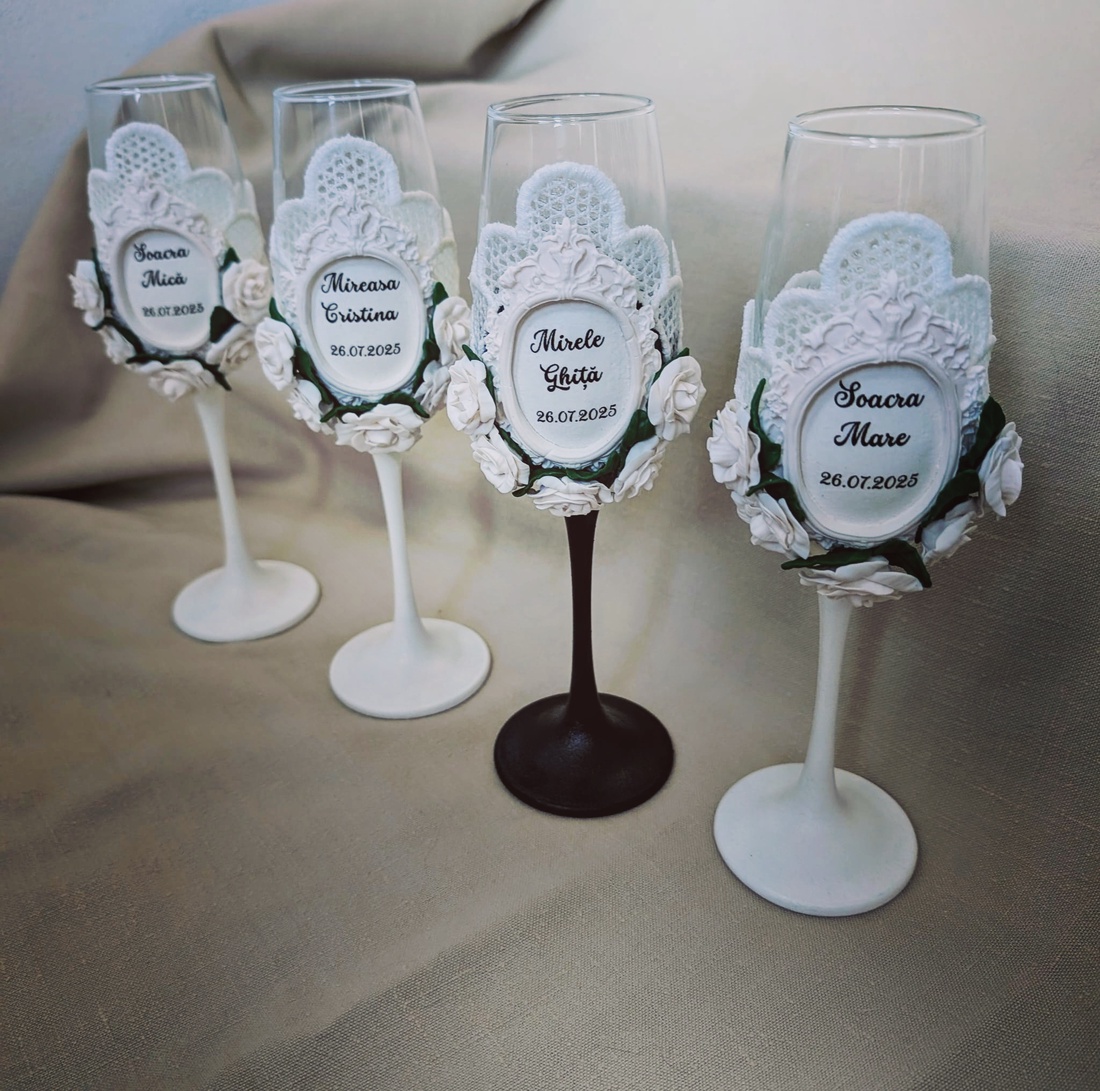 Pahare de șampanie vintage, modelate din lut polimeric si tehnica decoupage  pentru nuntă, botez sau momente speciale - accesorii nuntă - amintiri și cadouri de nuntă - cadou nuntă - pahar de nuntă, set de sticlă - Artynos.ro