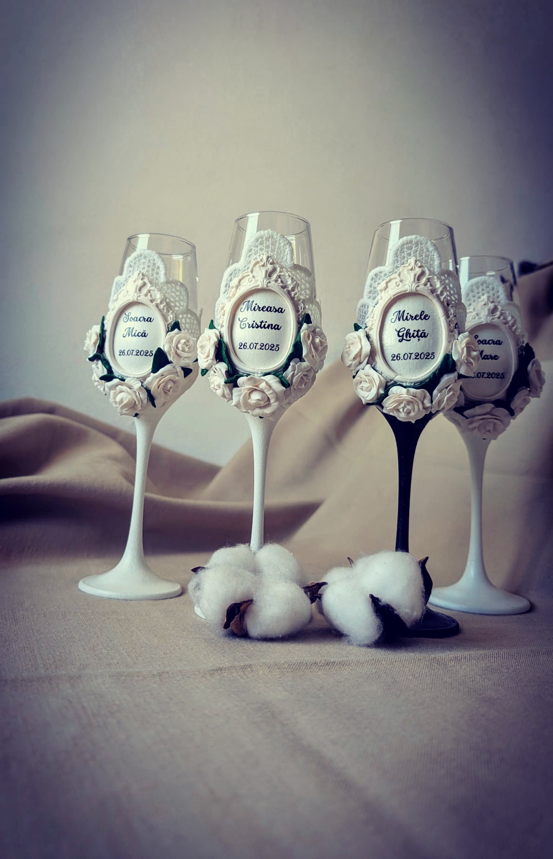 Pahare de șampanie vintage, modelate din lut polimeric si tehnica decoupage  pentru nuntă, botez sau momente speciale - accesorii nuntă - amintiri și cadouri de nuntă - cadou nuntă - pahar de nuntă, set de sticlă - Artynos.ro