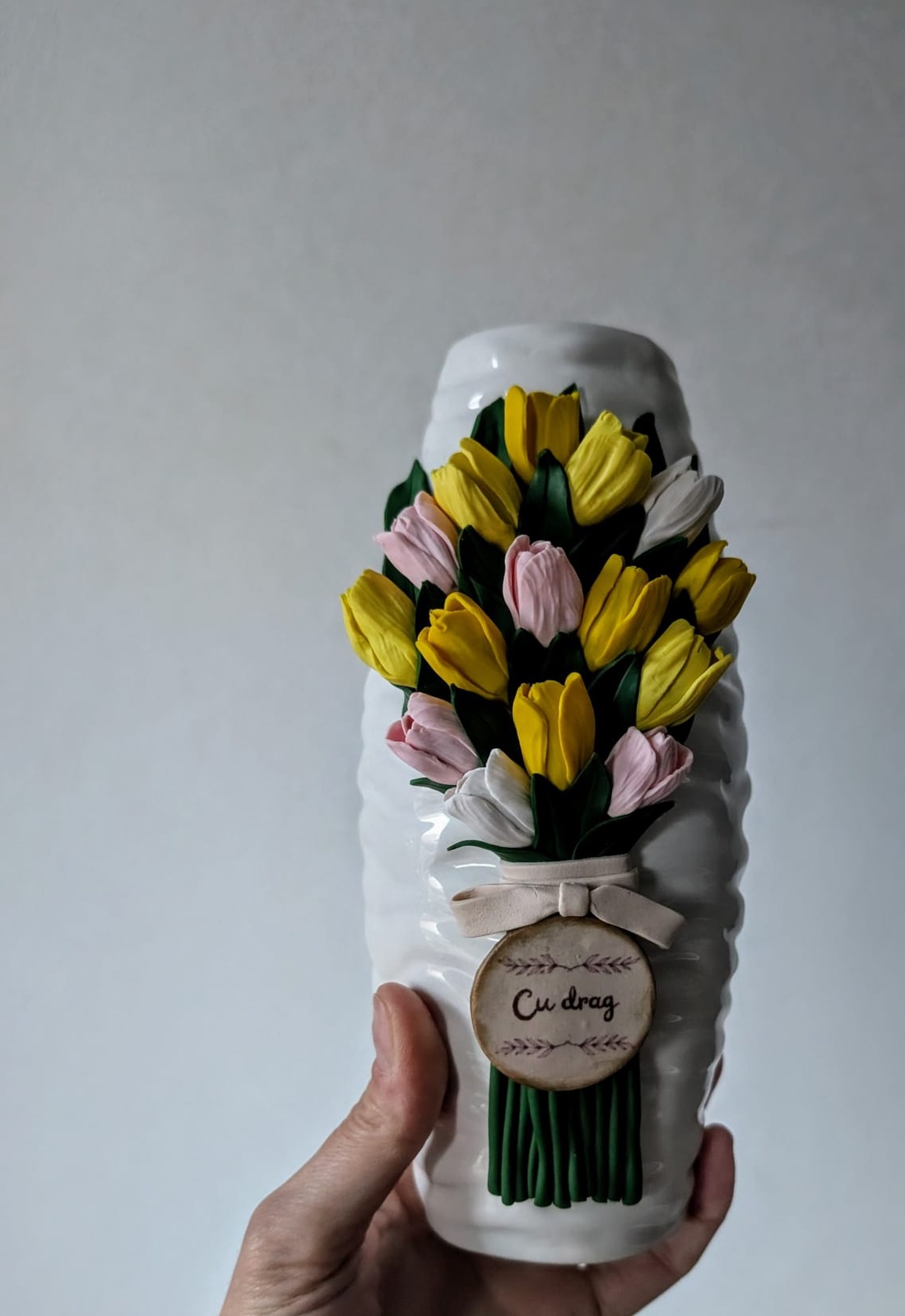 Vază decorativă handmade cu lalele din lut polimeric � personalizabilă - casă & stil de viață - decorațiuni de casă - accesorii florale - vaze - Artynos.ro