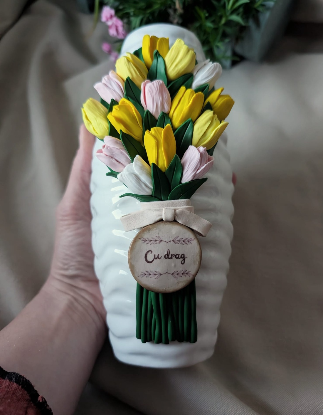 Vază decorativă handmade cu lalele din lut polimeric � personalizabilă - casă & stil de viață - decorațiuni de casă - accesorii florale - vaze - Artynos.ro