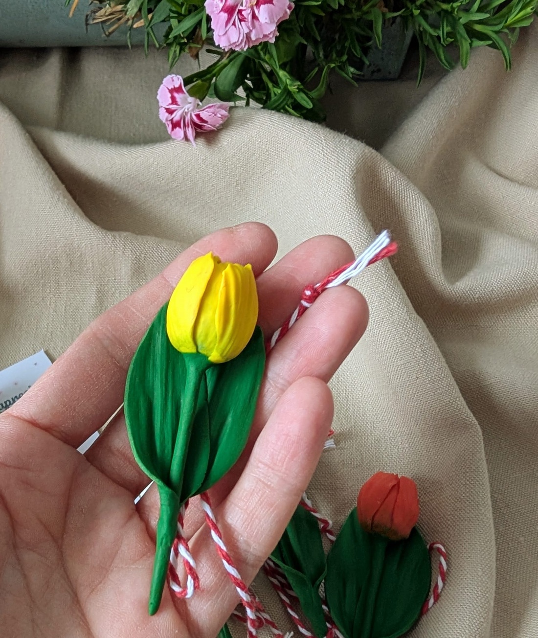 Broșă Mărțișor lalea din lut polimeric � realizată manual, culori personalizabile - bijuterii - broșe - Artynos.ro