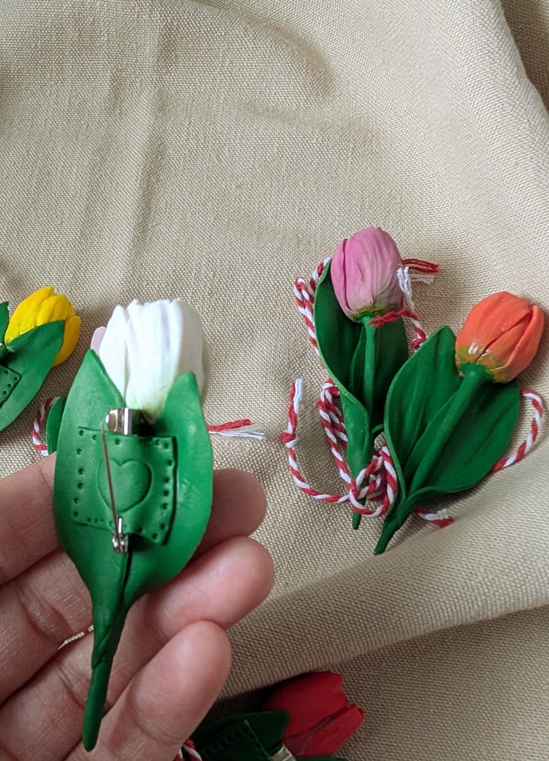 Broșă Mărțișor lalea din lut polimeric � realizată manual, culori personalizabile - bijuterii - broșe - Artynos.ro