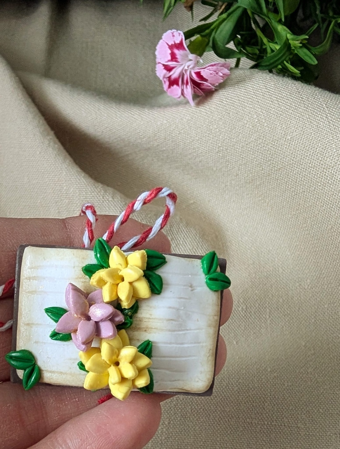 Broșă Mărțișor carte cu flori din lut polimeric � realizată manual, cadou pentru iubitorii de lectură - bijuterii - broșe - Artynos.ro