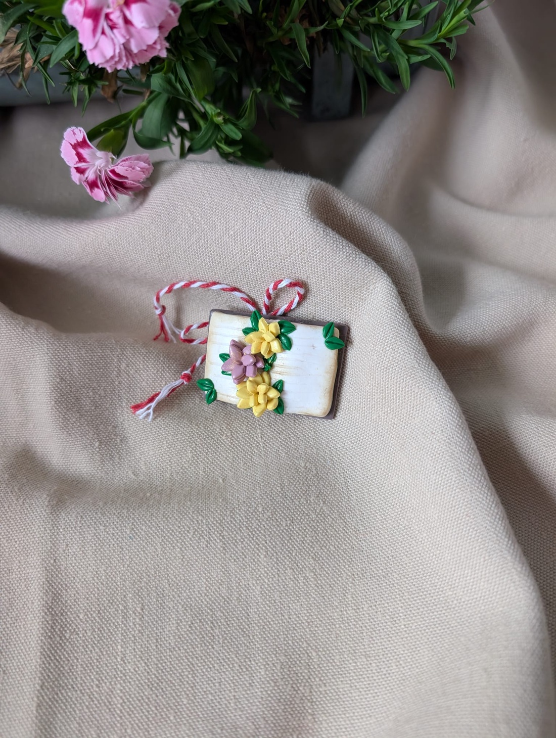 Broșă Mărțișor carte cu flori din lut polimeric � realizată manual, cadou pentru iubitorii de lectură - bijuterii - broșe - Artynos.ro