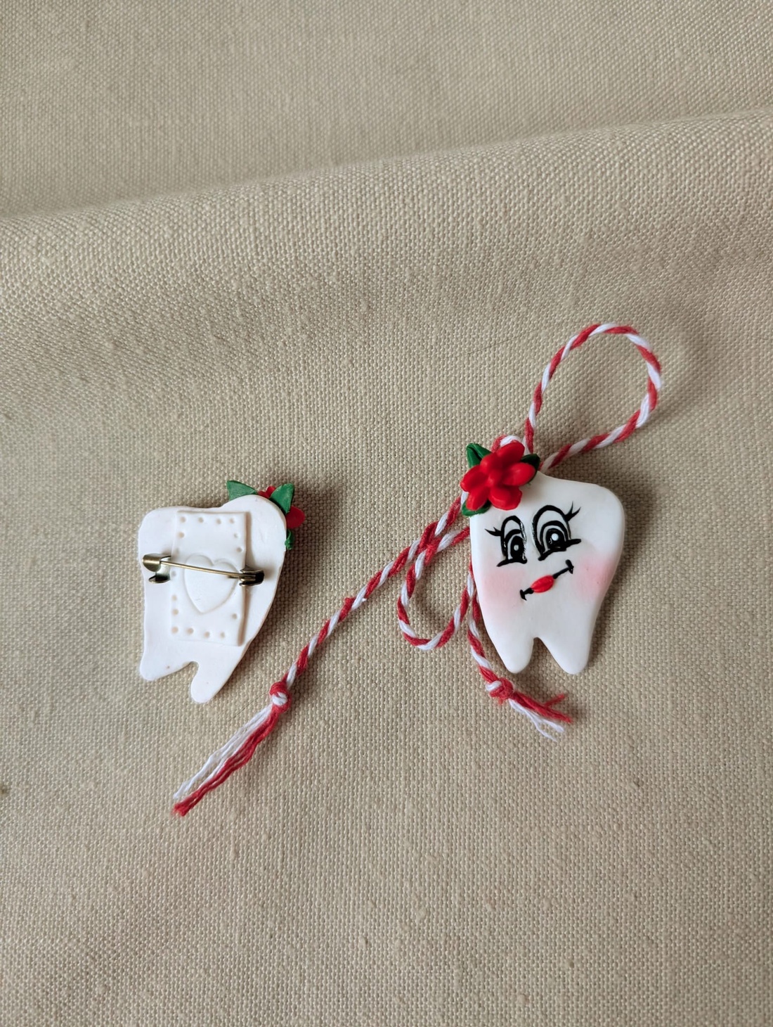 Mărțișoare handmade din lut polimeric � Dințișor, halat medical, tematică medicală, cadou de 1 Martie - bijuterii - mărțișor - Artynos.ro