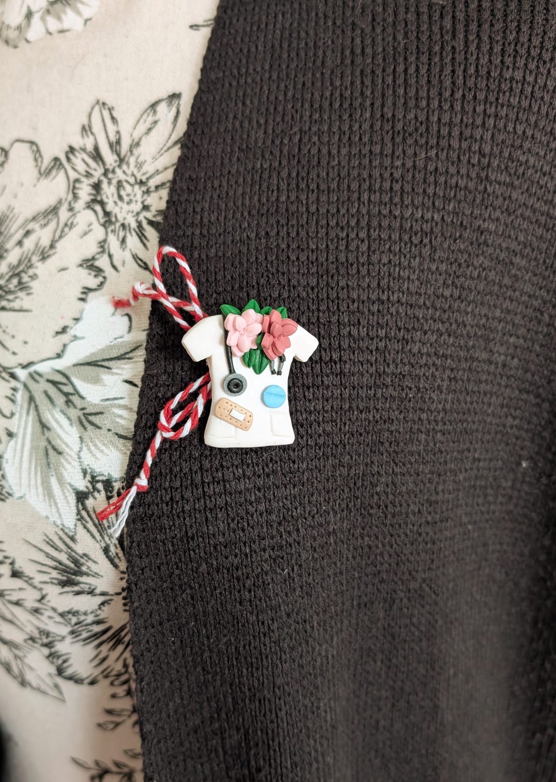 Mărțișoare handmade din lut polimeric � Dințișor, halat medical, tematică medicală, cadou de 1 Martie - bijuterii - mărțișor - Artynos.ro