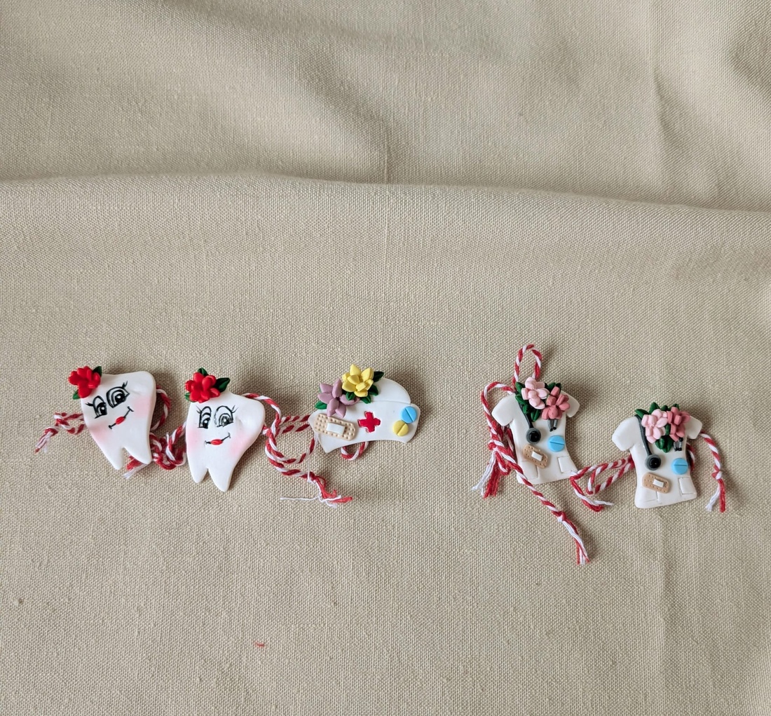 Mărțișoare handmade din lut polimeric � Dințișor, halat medical, tematică medicală, cadou de 1 Martie - bijuterii - mărțișor - Artynos.ro