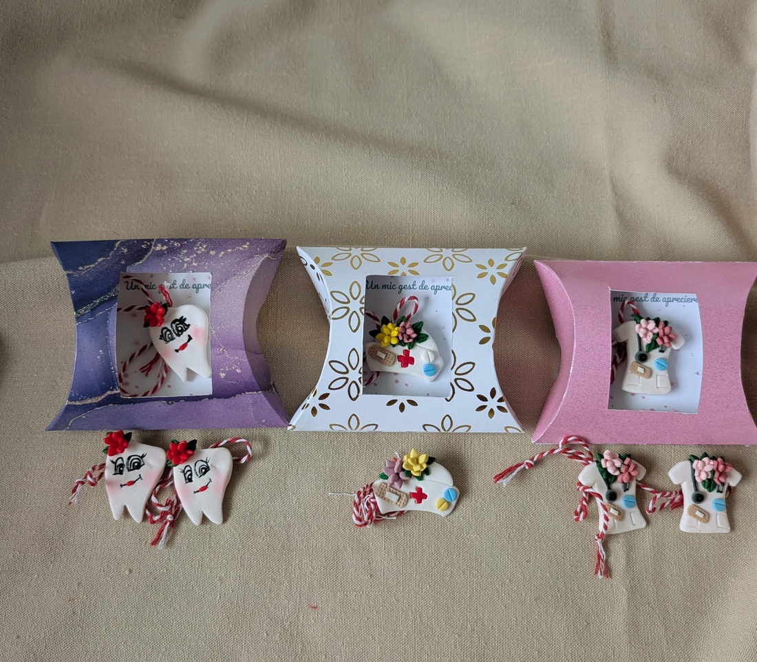 Mărțișoare handmade din lut polimeric � Dințișor, halat medical, tematică medicală, cadou de 1 Martie - bijuterii - mărțișor - Artynos.ro