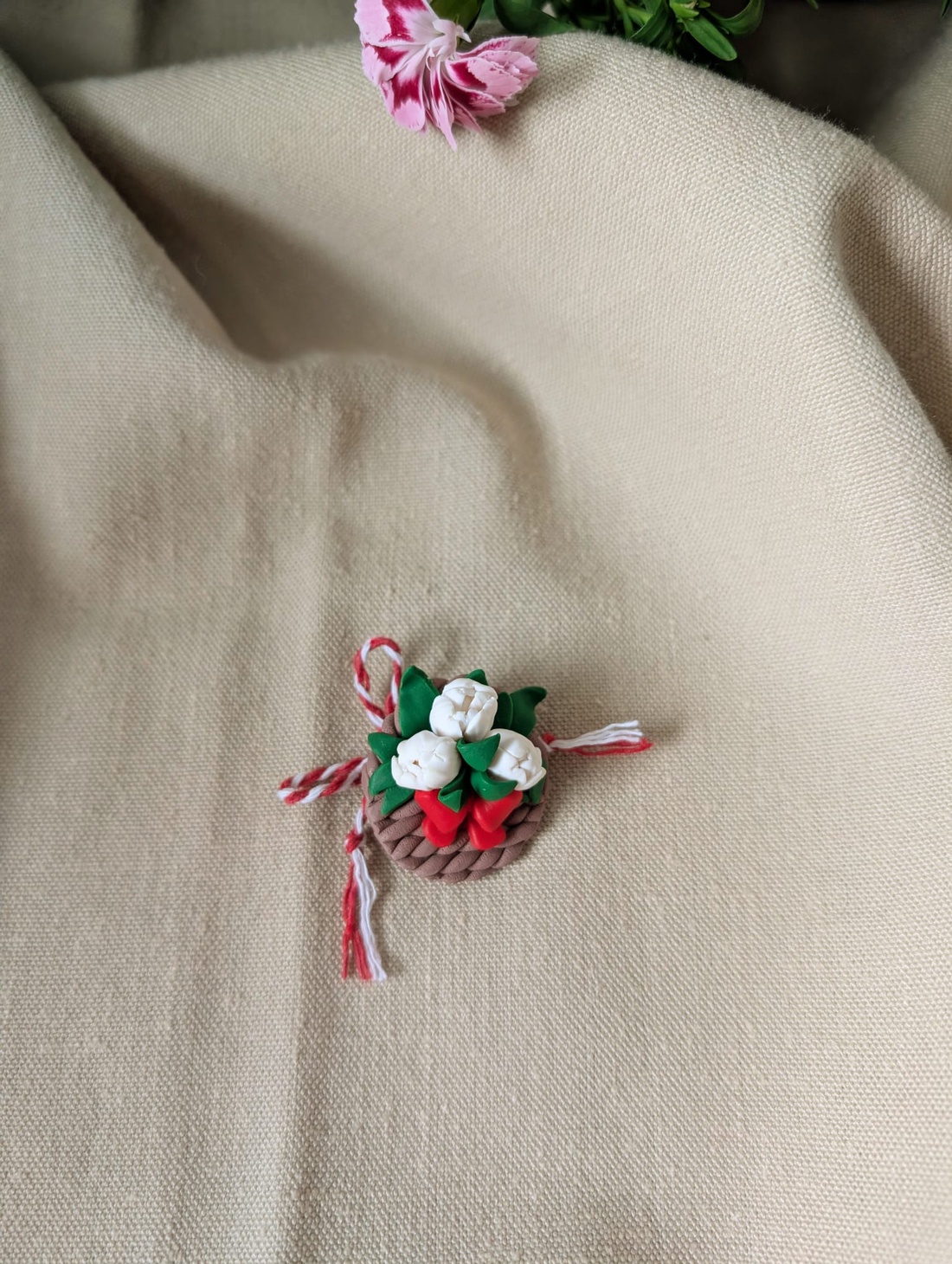 Broșă mărțișor handmade din lut polimeric � Coșuleț cu flori, cadou de 1 Martie - bijuterii - mărțișor - Artynos.ro
