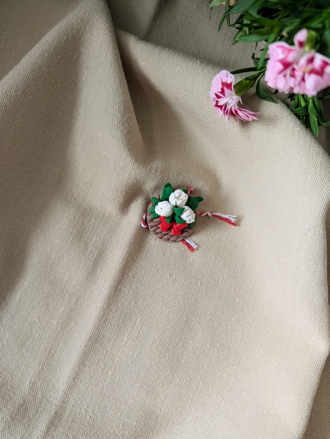 Broșă mărțișor handmade din lut polimeric � Coșuleț cu flori, cadou de 1 Martie - bijuterii - mărțișor - Artynos.ro