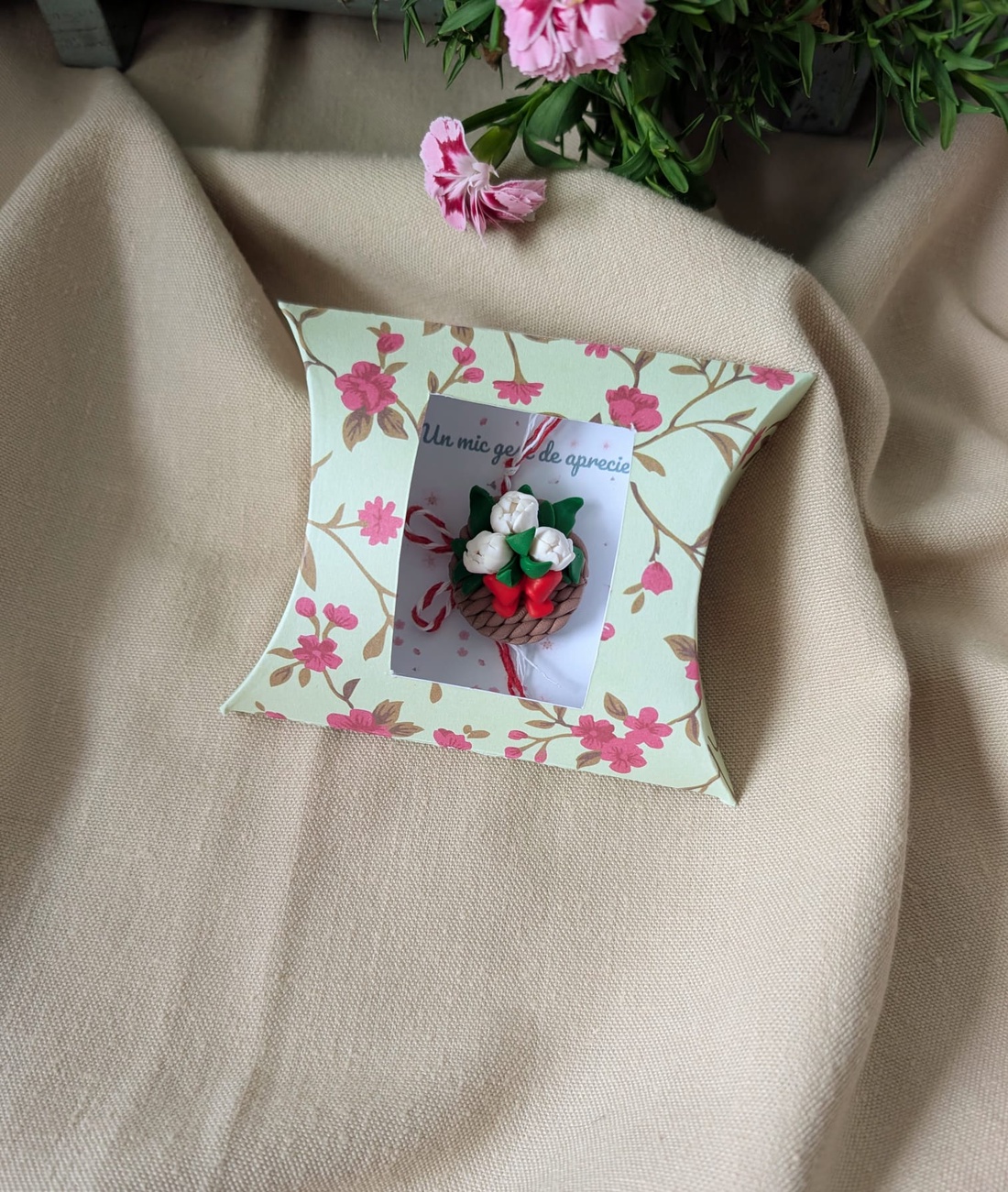 Broșă mărțișor handmade din lut polimeric � Coșuleț cu flori, cadou de 1 Martie - bijuterii - mărțișor - Artynos.ro