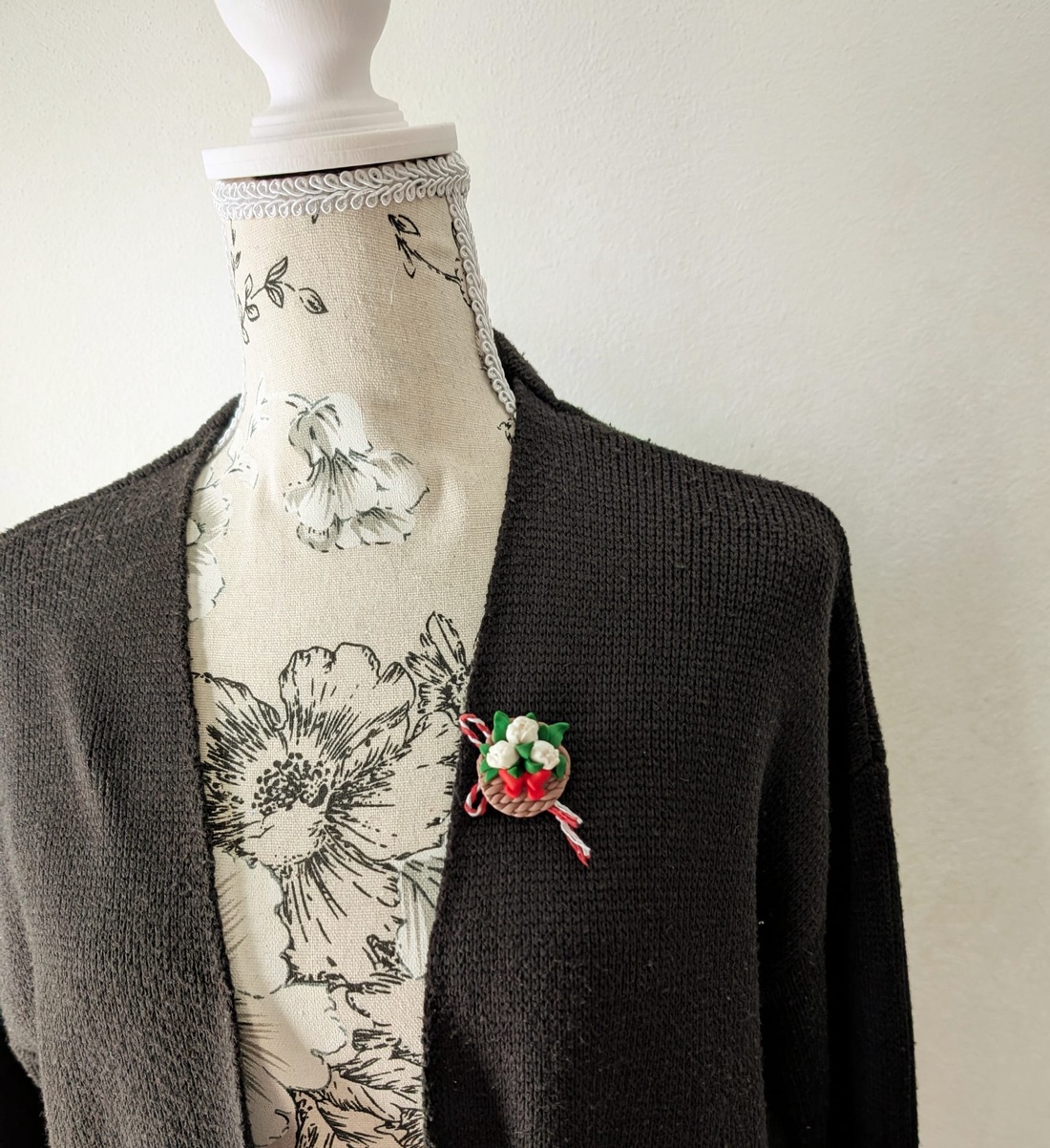 Broșă mărțișor handmade din lut polimeric � Coșuleț cu flori, cadou de 1 Martie - bijuterii - mărțișor - Artynos.ro