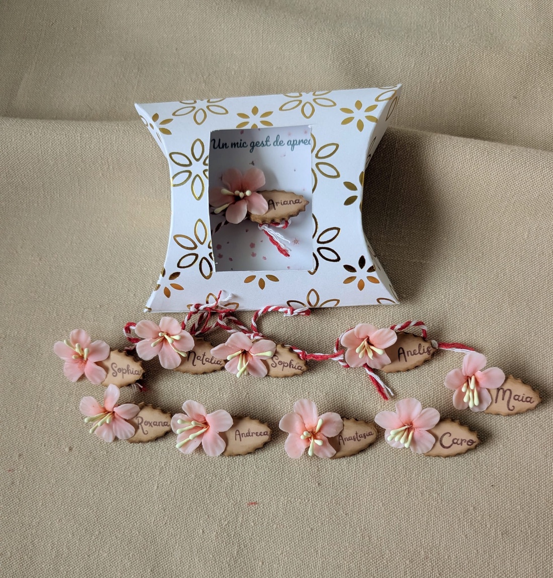 Broșă mărțișor handmade personalizabilă � Floare de cires roz cu nume sau mesaj scurt, cadou unic de 1 Martie - bijuterii - mărțișor - Artynos.ro