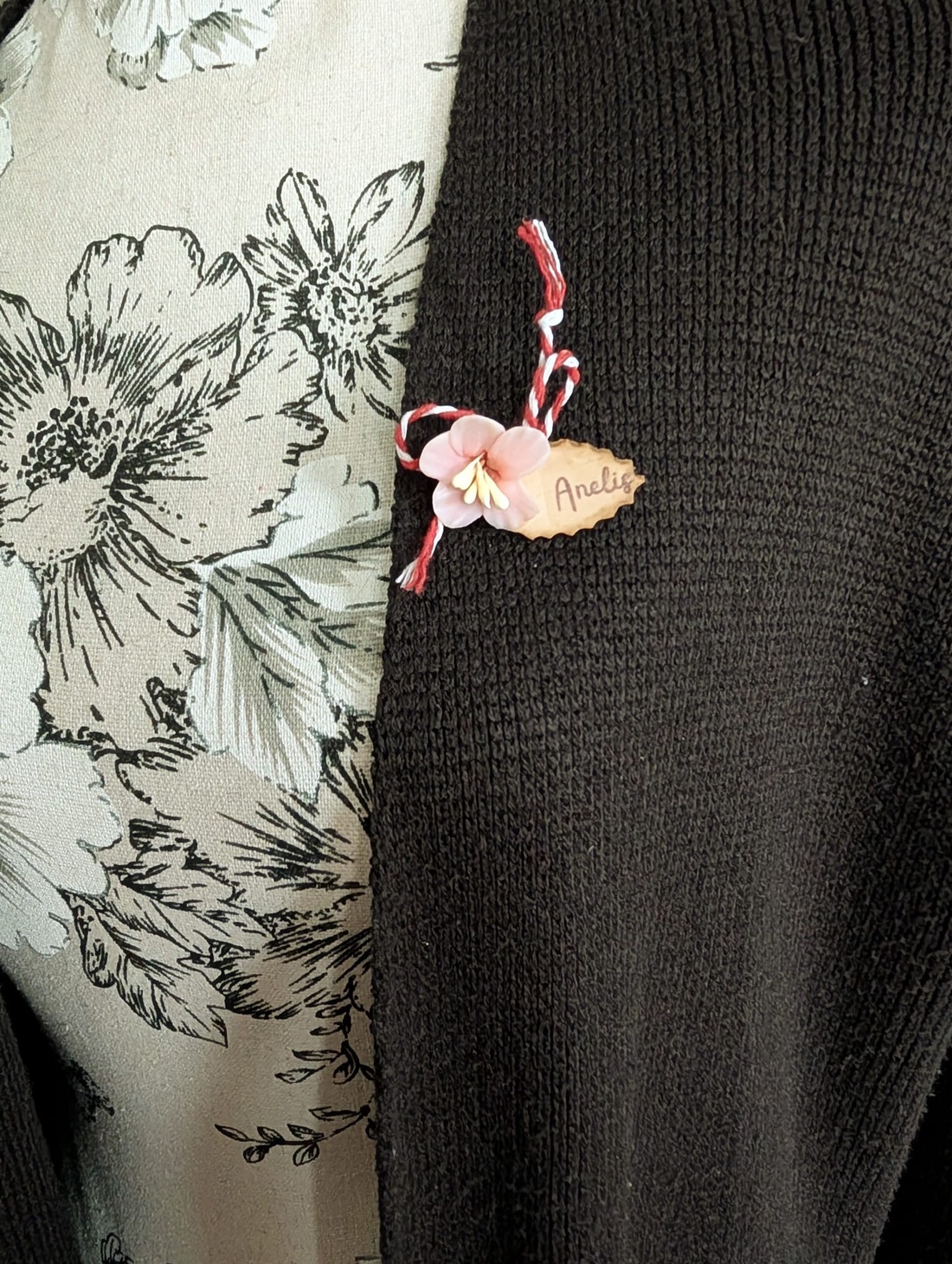 Broșă mărțișor handmade personalizabilă � Floare de cires roz cu nume sau mesaj scurt, cadou unic de 1 Martie - bijuterii - mărțișor - Artynos.ro