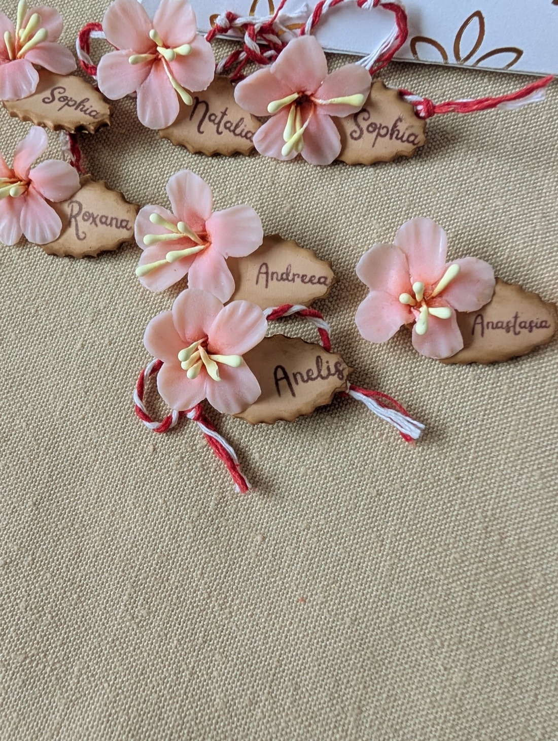 Broșă mărțișor handmade personalizabilă � Floare de cires roz cu nume sau mesaj scurt, cadou unic de 1 Martie - bijuterii - mărțișor - Artynos.ro
