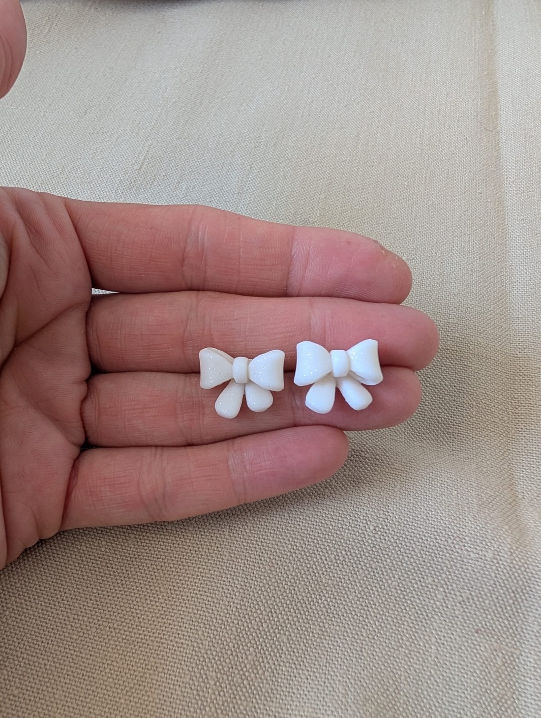 Cercei fundiță din fimo � cercei mici 1,5 cm - bijuterii - cercei - cercei cu figurine - Artynos.ro