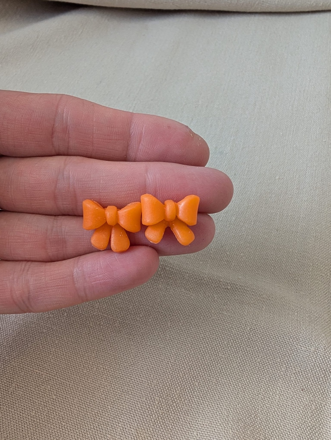 Cercei fundiță din fimo � cercei mici 1,5 cm - bijuterii - cercei - cercei cu figurine - Artynos.ro