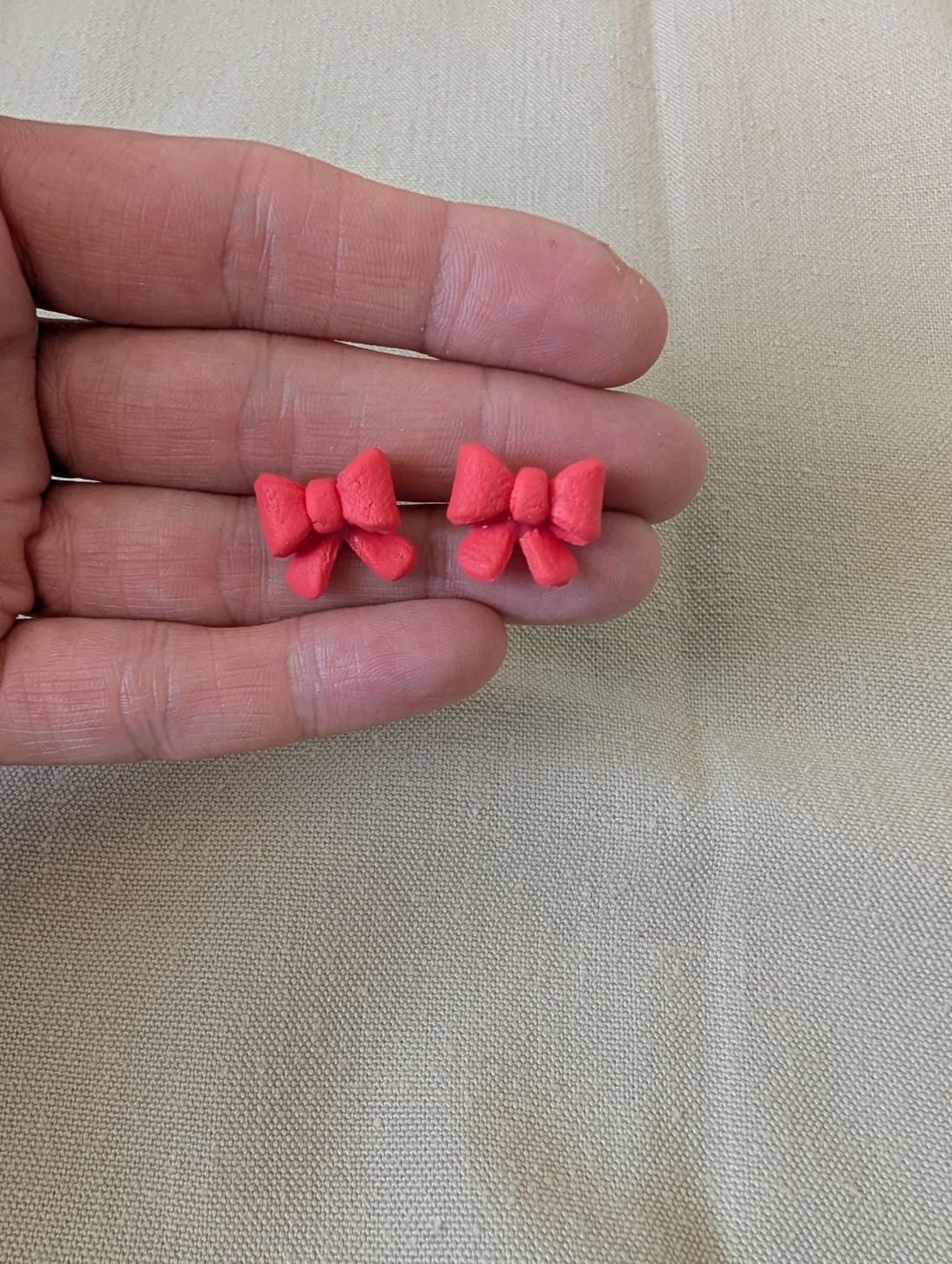 Cercei fundiță din fimo � cercei mici 1,5 cm - bijuterii - cercei - cercei cu figurine - Artynos.ro