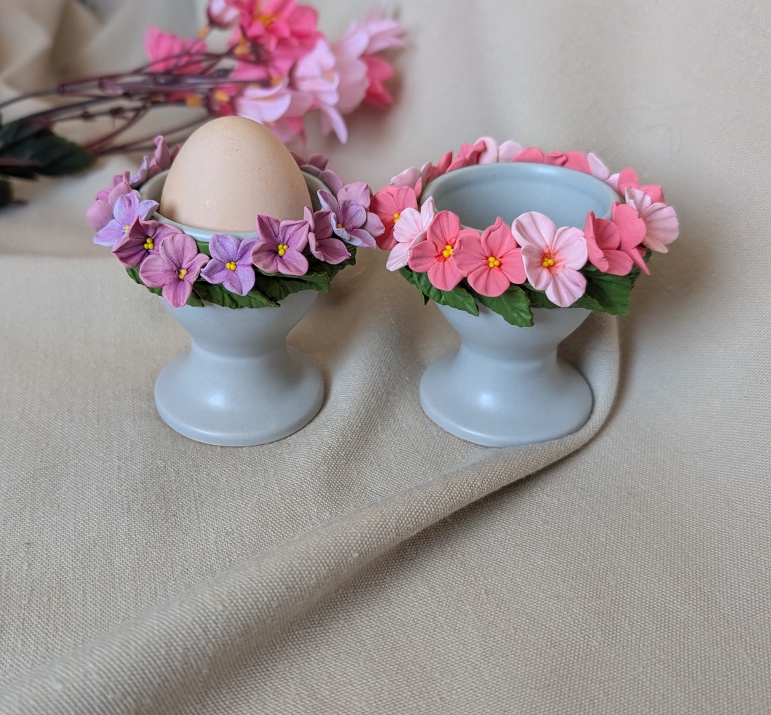Suport pentru ou din ceramică decorat manual cu flori roz din � suport ou mic dejun / decor delicat de primăvară / Paște - casă & stil de viață - decorațiuni de casă - decorațiuni de masă și rafturi - decorațiuni de masă - Artynos.ro