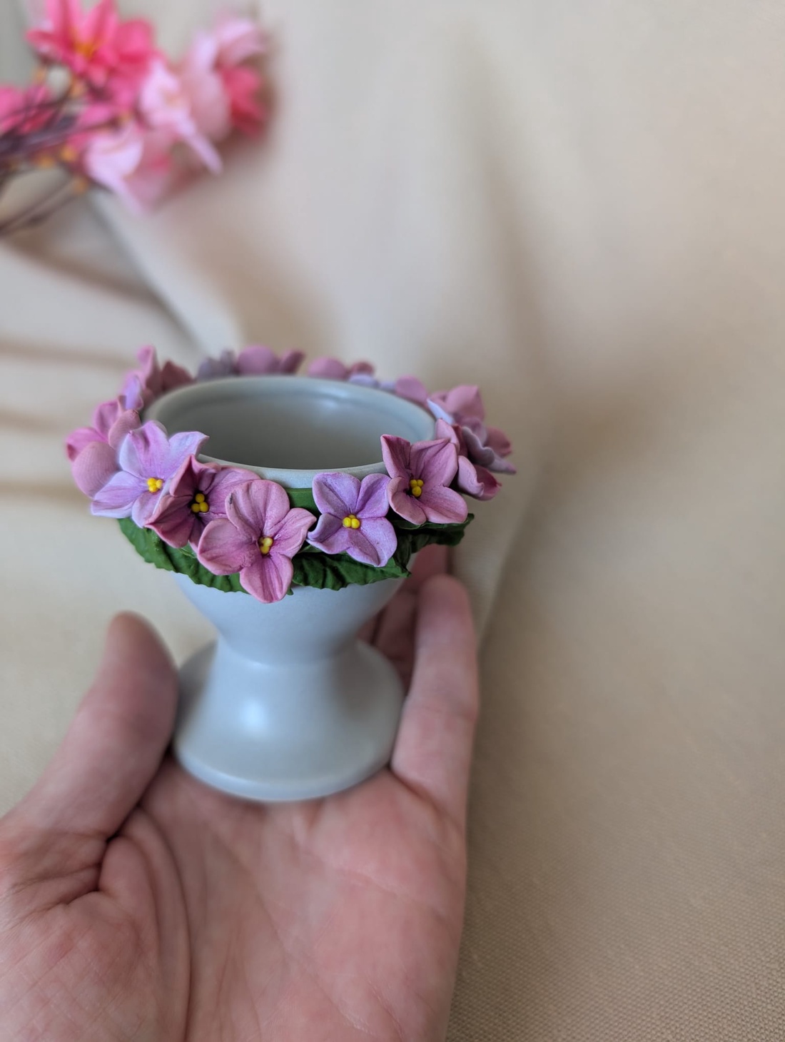 Suport pentru ou din ceramică decorat manual cu flori roz din � suport ou mic dejun / decor delicat de primăvară / Paște - casă & stil de viață - decorațiuni de casă - decorațiuni de masă și rafturi - decorațiuni de masă - Artynos.ro