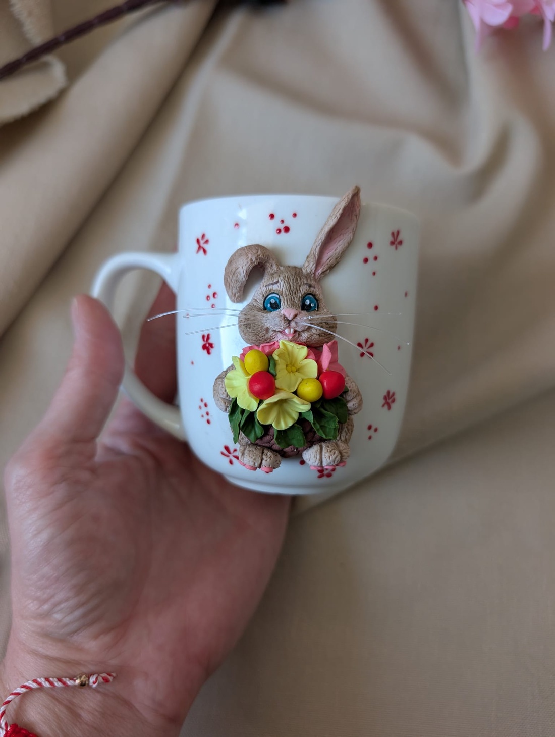 Cană ceramică decorată manual cu iepuraș și flori � cană handmade de Paște, cadou primăvară - decor de sărbători - decorațiuni de paște - căni de paște - Artynos.ro