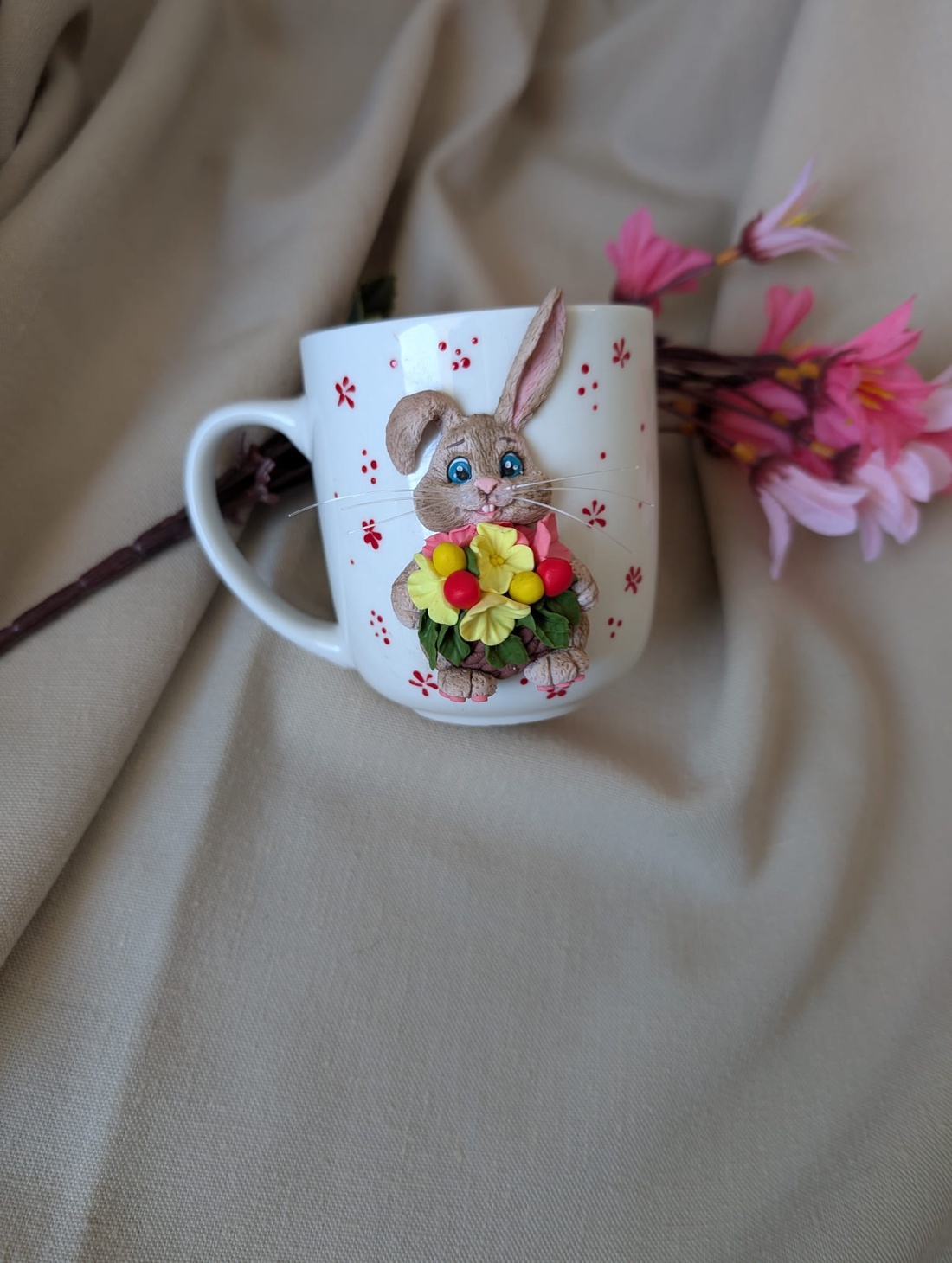 Cană ceramică decorată manual cu iepuraș și flori � cană handmade de Paște, cadou primăvară - decor de sărbători - decorațiuni de paște - căni de paște - Artynos.ro
