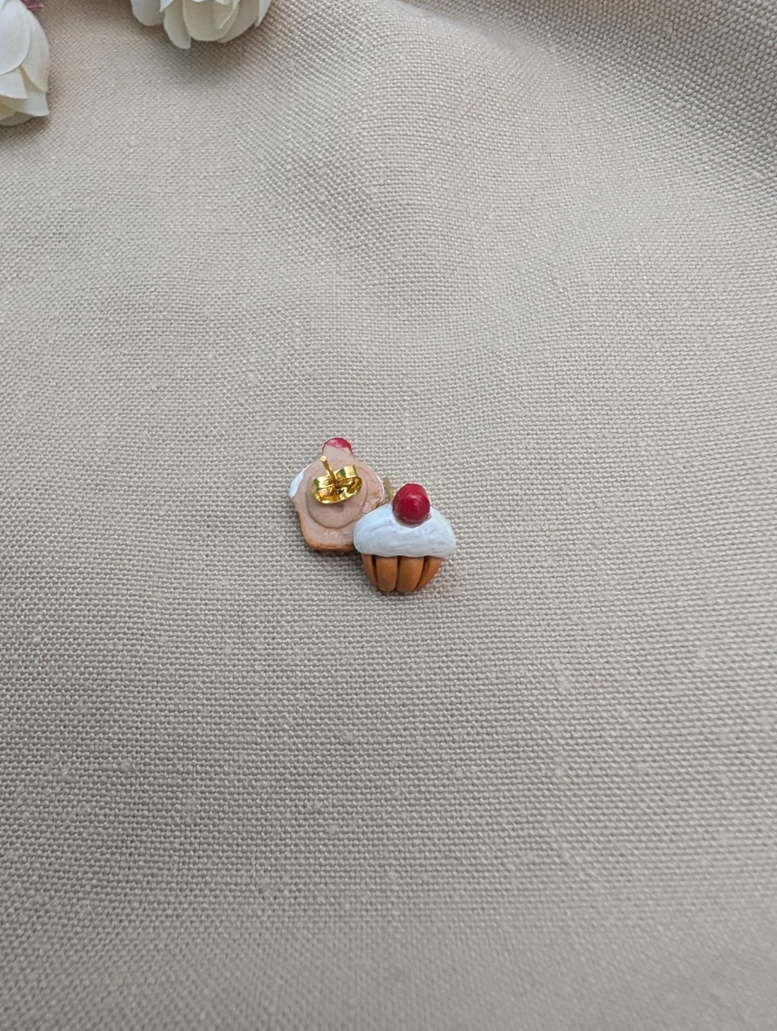 Cercei handmade Briose cu frișcă și cireașă din lut polimeric, cercei mici cu șurub - bijuterii - cercei - cercei cu figurine - Artynos.ro