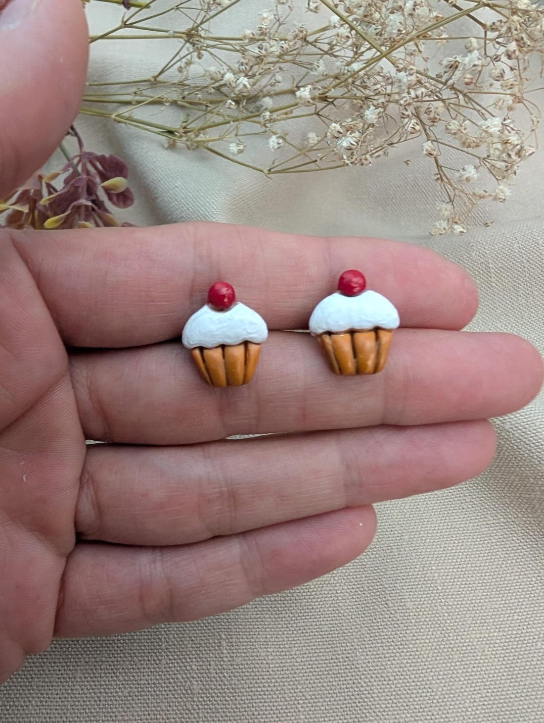 Cercei handmade Briose cu frișcă și cireașă din lut polimeric, cercei mici cu șurub - bijuterii - cercei - cercei cu figurine - Artynos.ro