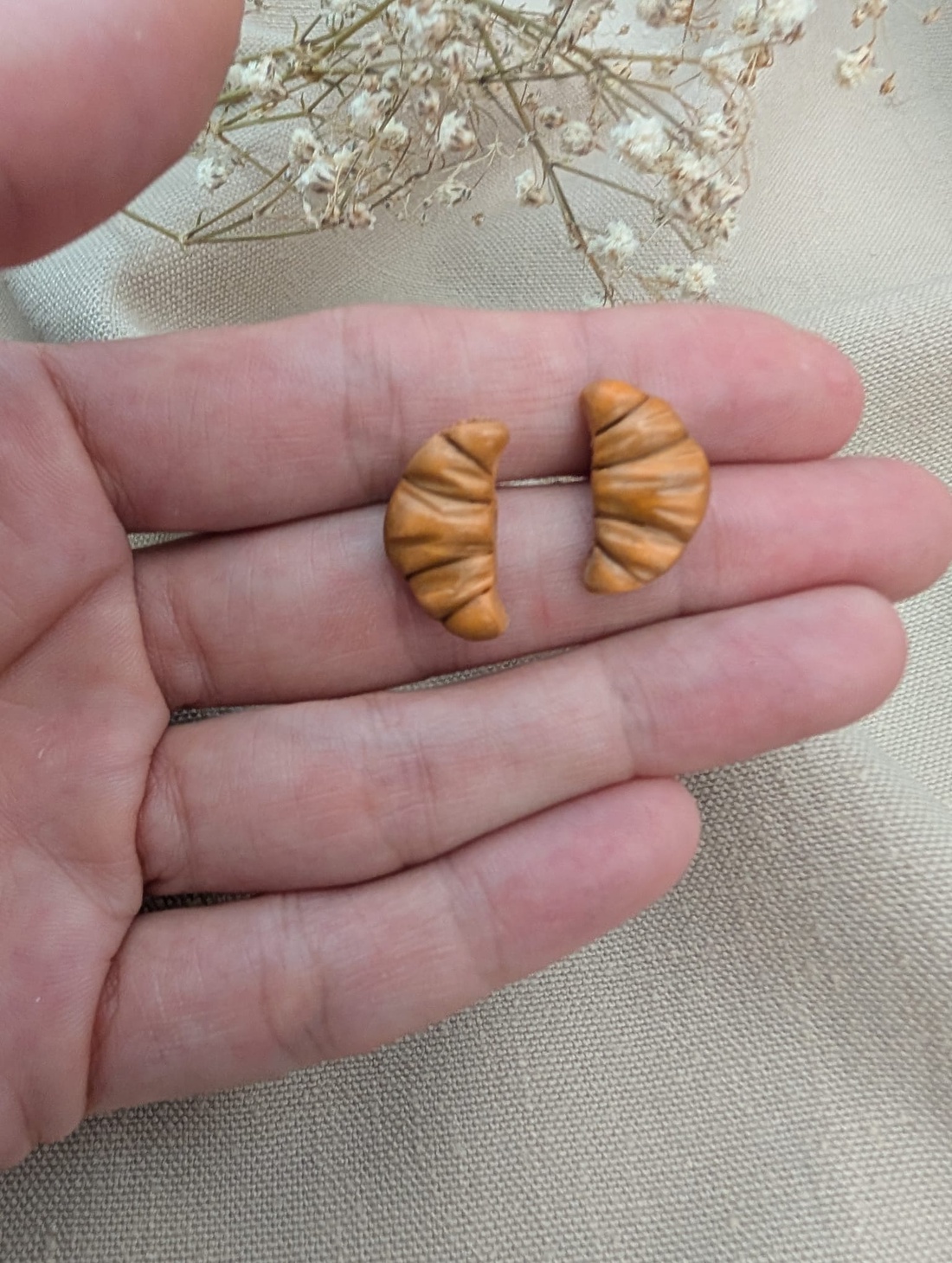 Cercei handmade Croissante din lut polimeric, cercei mici cu șurub - bijuterii - cercei - cercei cu figurine - Artynos.ro