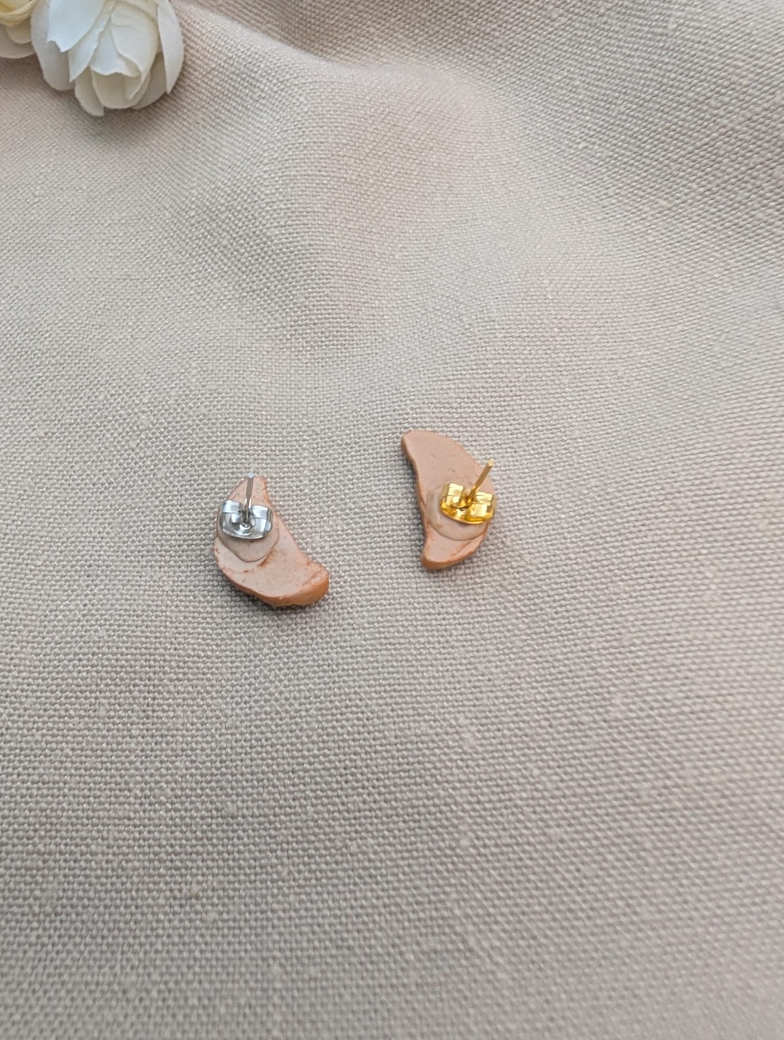 Cercei handmade Croissante din lut polimeric, cercei mici cu șurub - bijuterii - cercei - cercei cu figurine - Artynos.ro