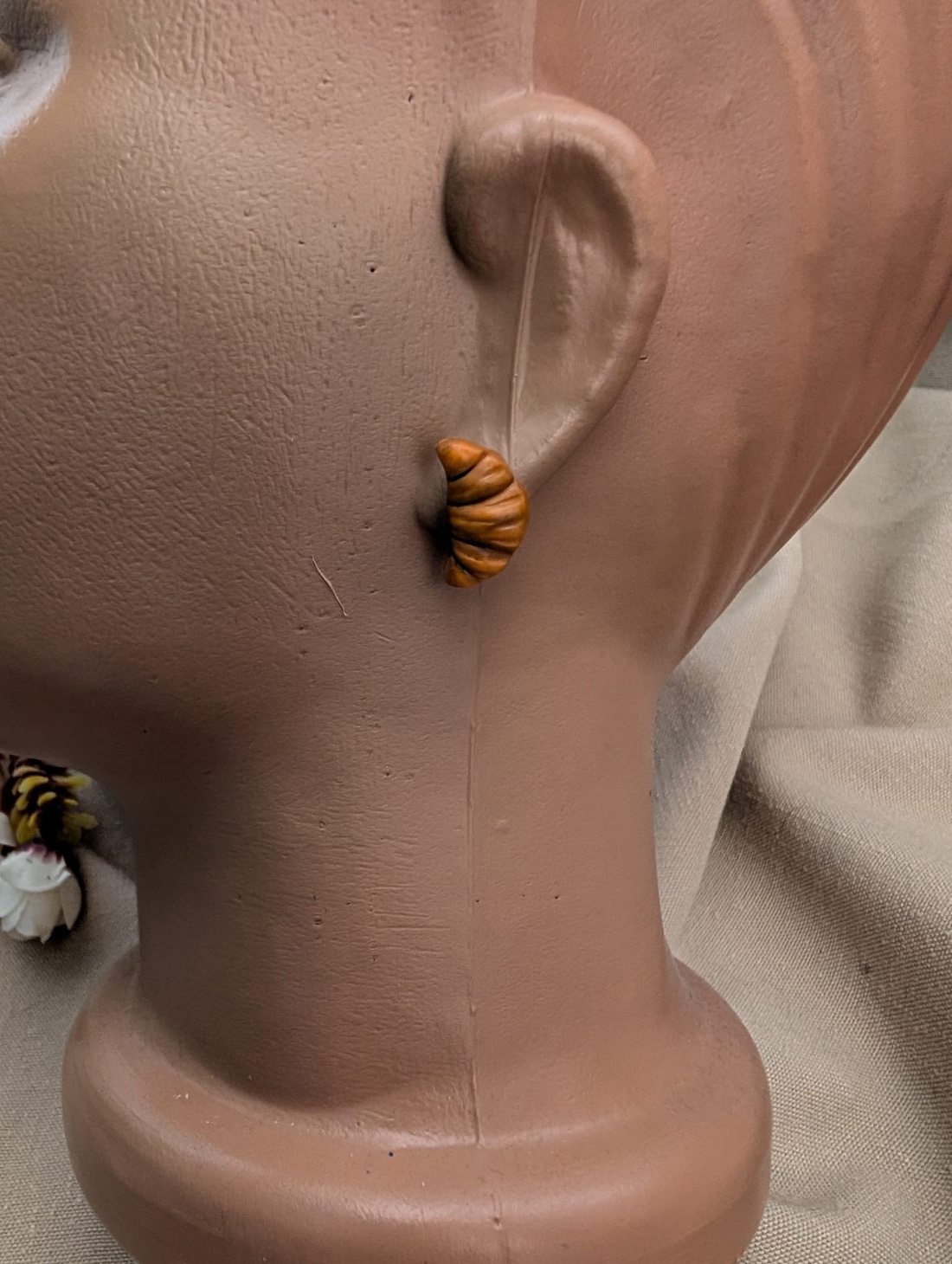 Cercei handmade Croissante din lut polimeric, cercei mici cu șurub - bijuterii - cercei - cercei cu figurine - Artynos.ro