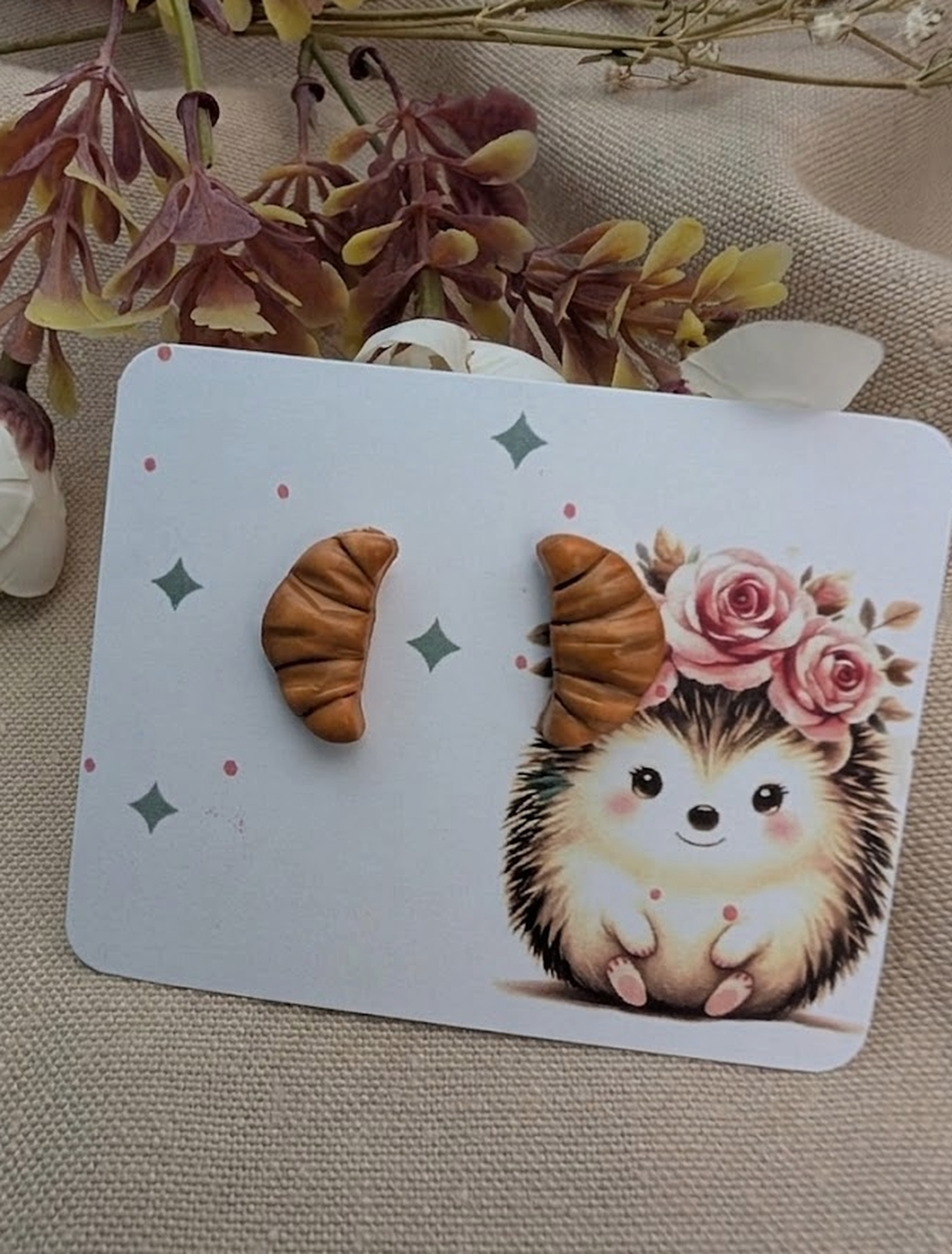Cercei handmade Croissante din lut polimeric, cercei mici cu șurub - bijuterii - cercei - cercei cu figurine - Artynos.ro