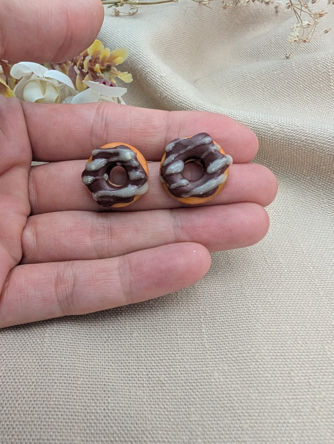 Cercei handmade Gogoși / Donuts din lut polimeric, cercei mici cu șurub - bijuterii - cercei - cercei cu figurine - Artynos.ro