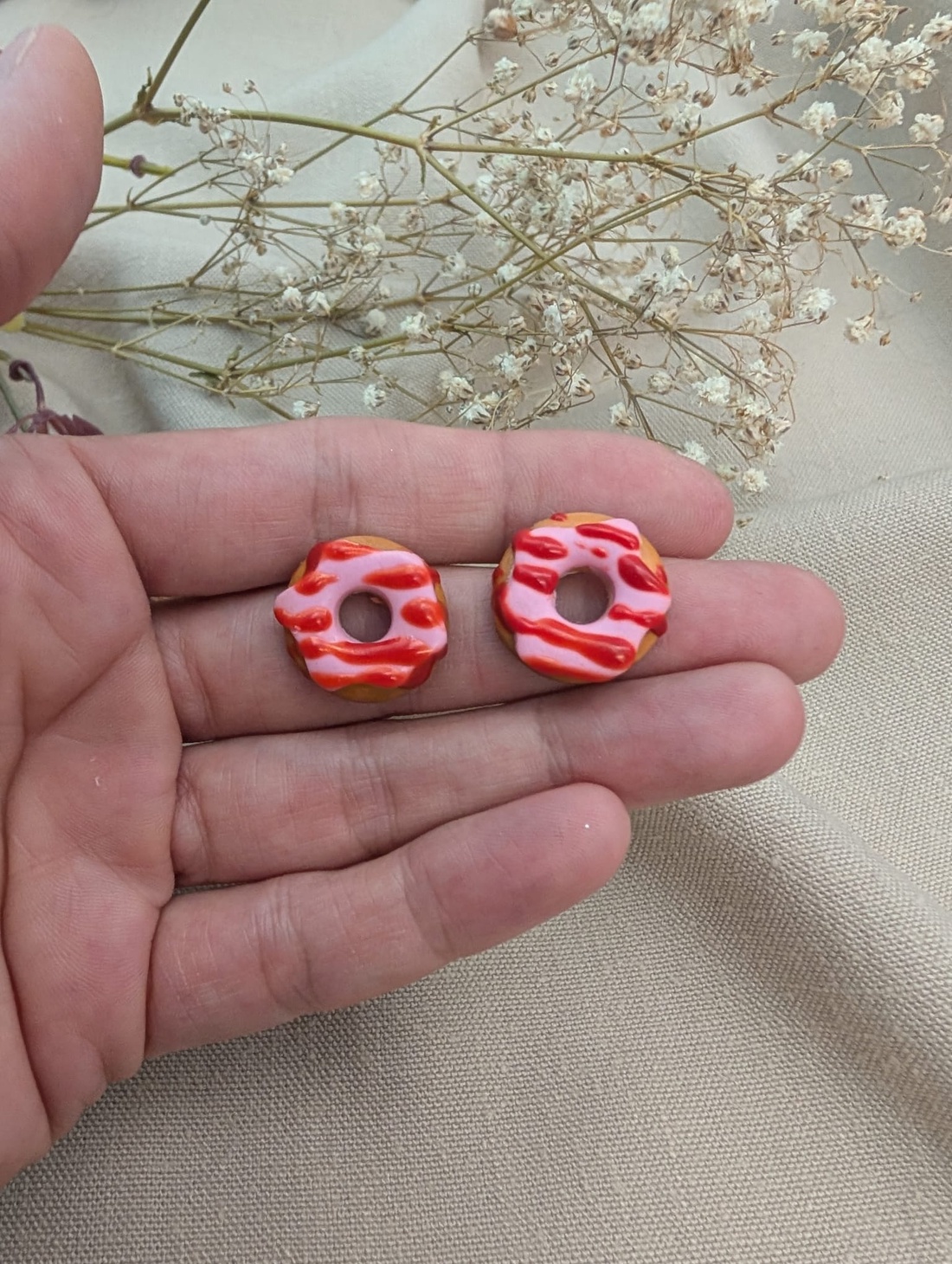 Cercei handmade Gogoși / Donuts din lut polimeric, cercei mici cu șurub - bijuterii - cercei - cercei cu figurine - Artynos.ro