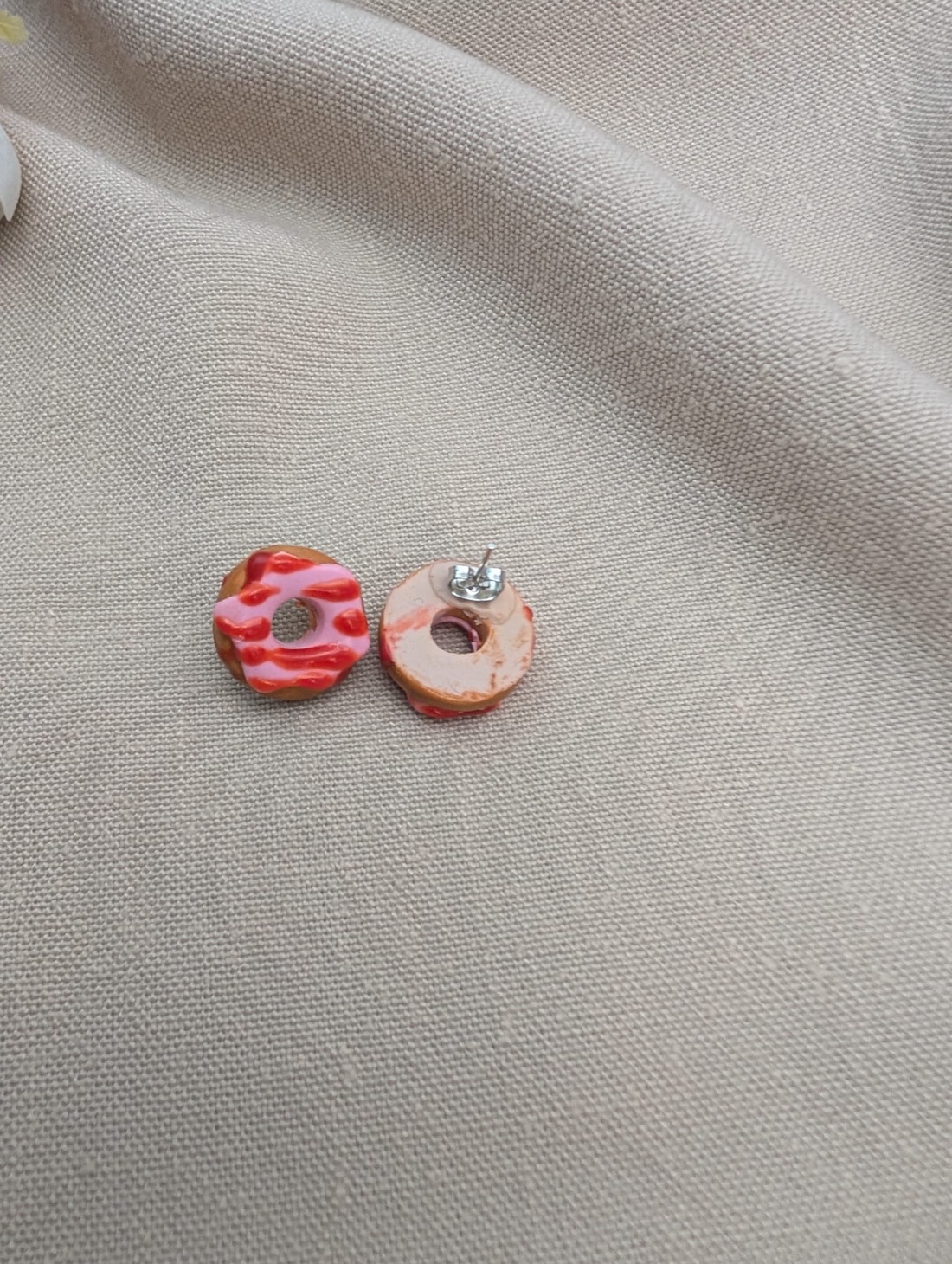 Cercei handmade Gogoși / Donuts din lut polimeric, cercei mici cu șurub - bijuterii - cercei - cercei cu figurine - Artynos.ro