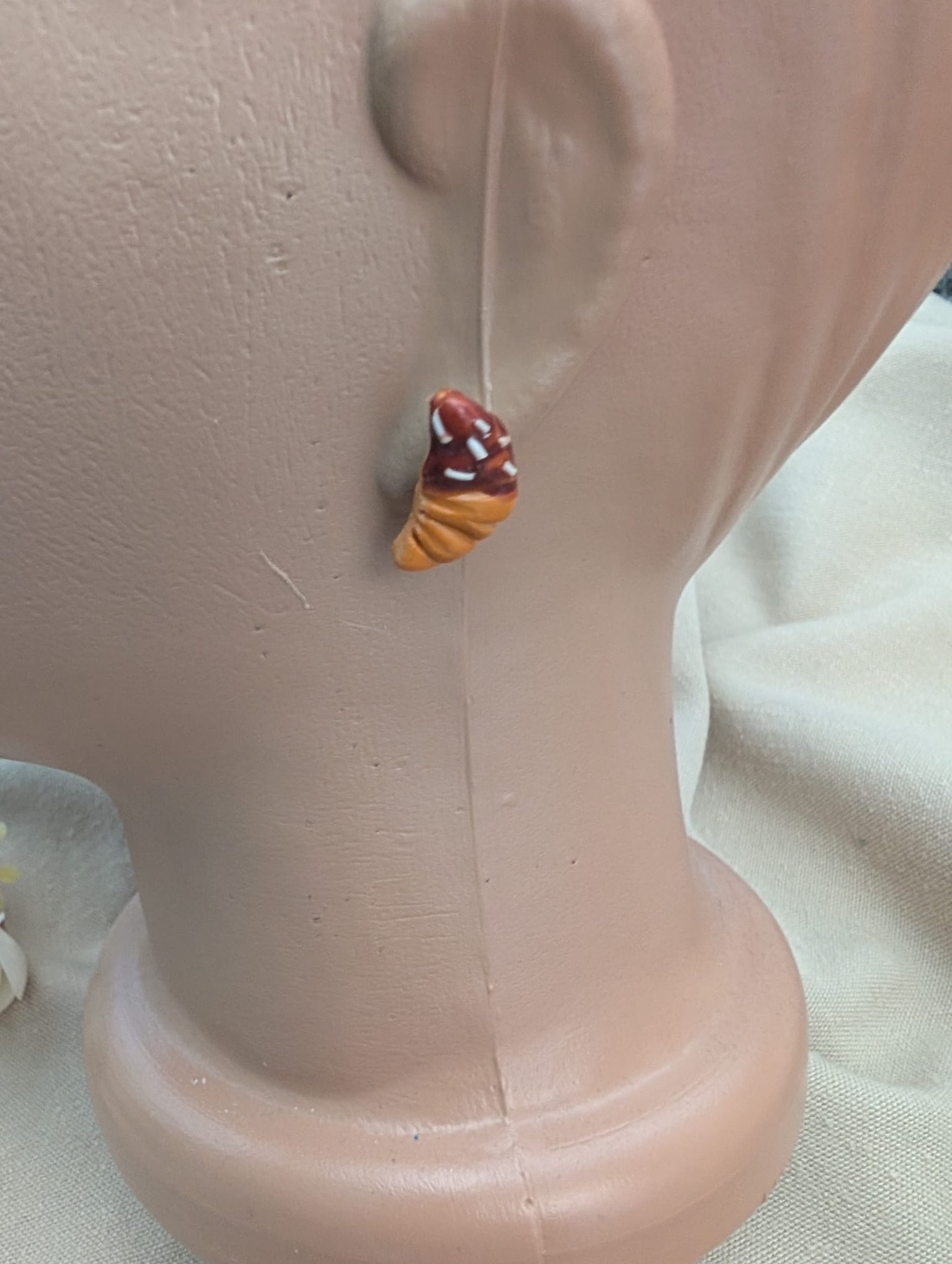 Cercei handmade Croissante cu ciocolată din lut polimeric, cercei mici cu șurub - bijuterii - cercei - cercei cu figurine - Artynos.ro