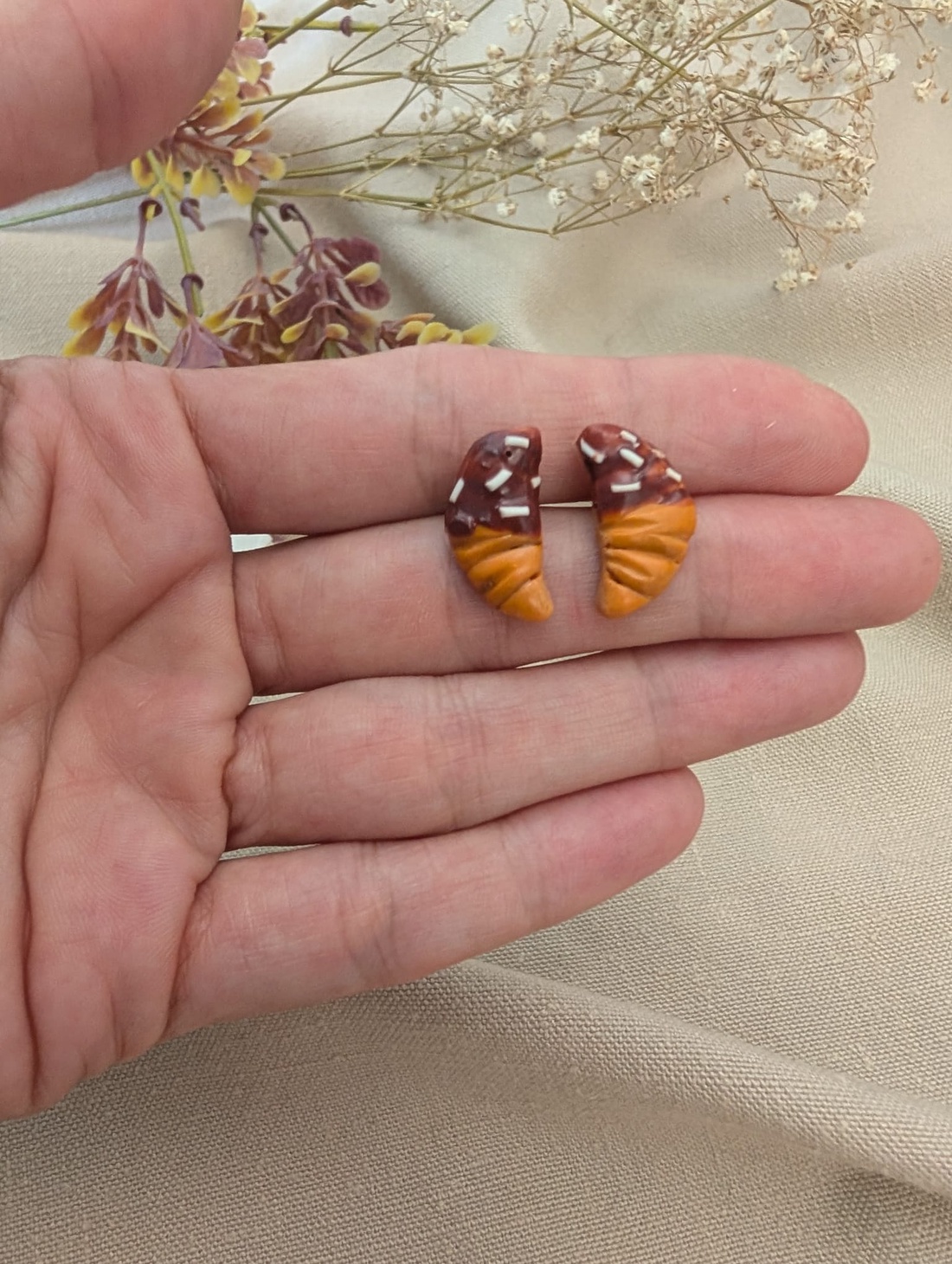 Cercei handmade Croissante cu ciocolată din lut polimeric, cercei mici cu șurub - bijuterii - cercei - cercei cu figurine - Artynos.ro
