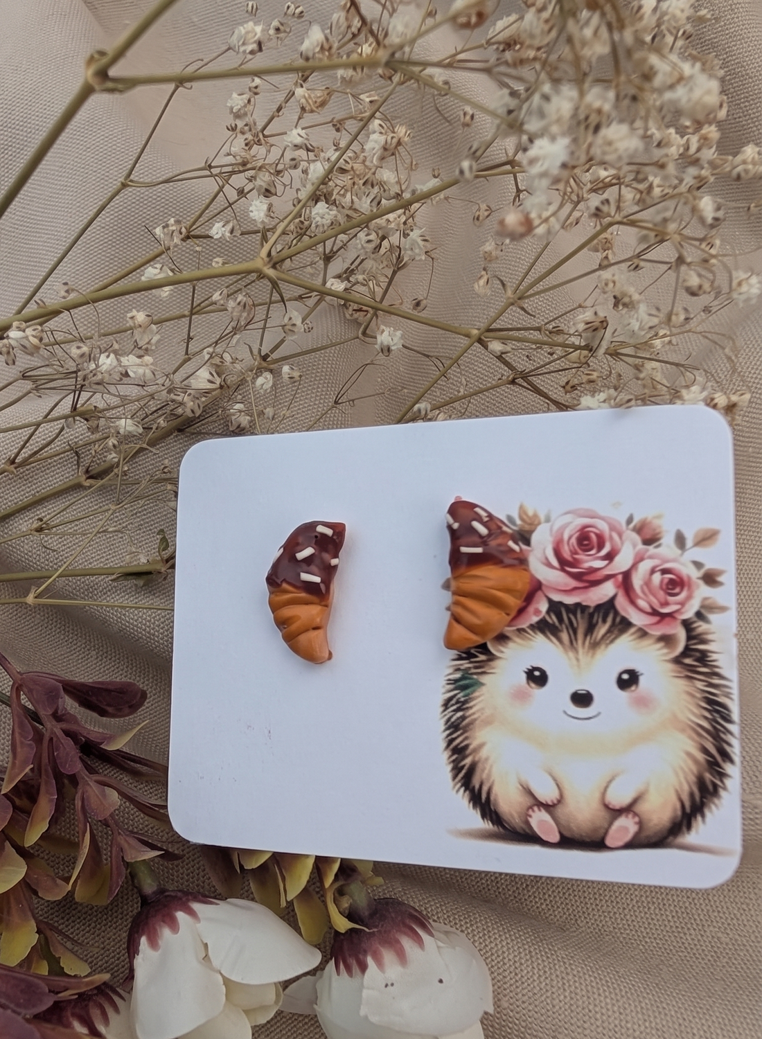 Cercei handmade Croissante cu ciocolată din lut polimeric, cercei mici cu șurub - bijuterii - cercei - cercei cu figurine - Artynos.ro