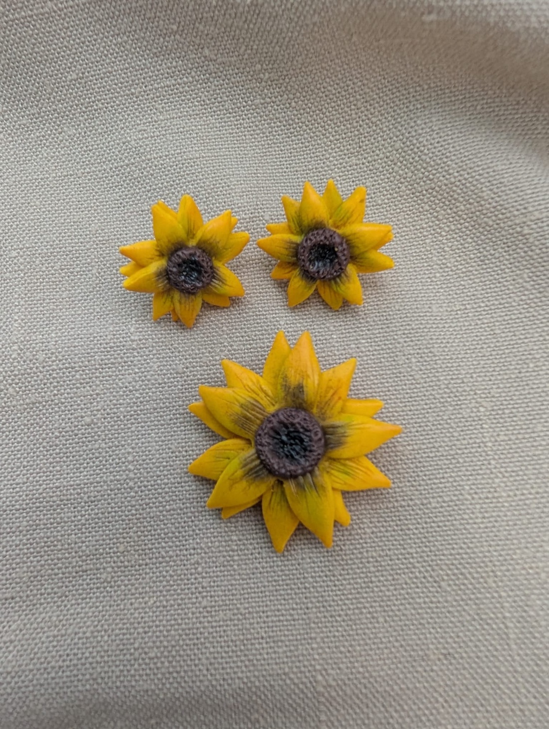 Set / Cercei și Broșă Floarea-Soarelui handmade din lut polimeric - bijuterii - broșe - Artynos.ro