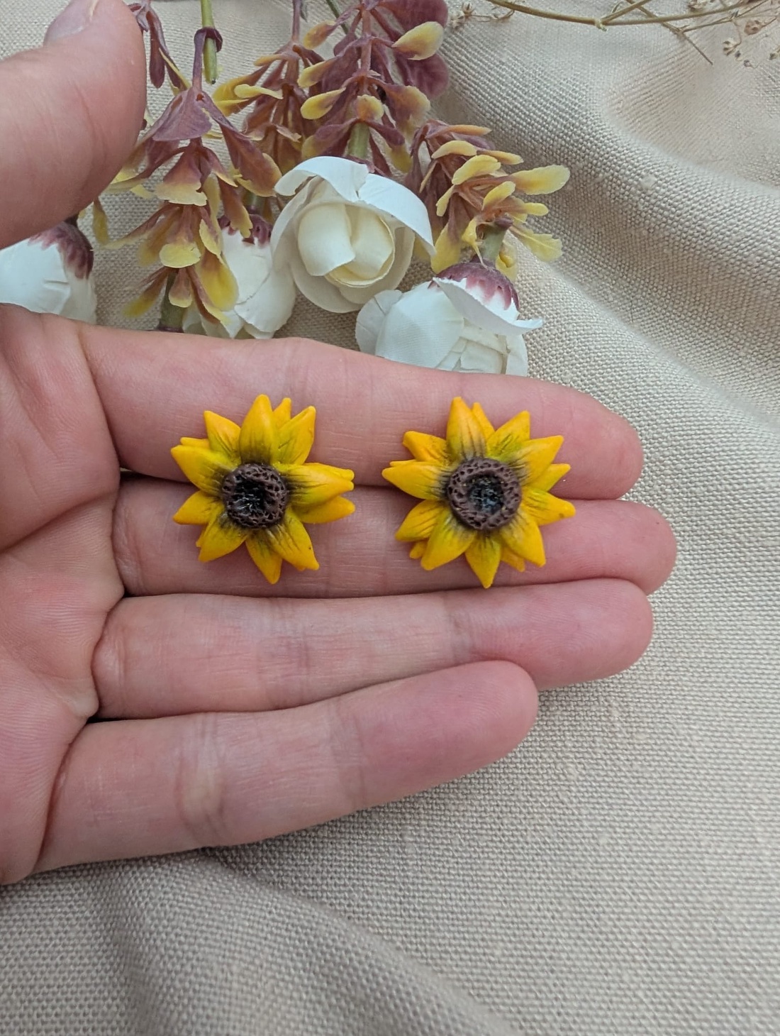 Set / Cercei și Broșă Floarea-Soarelui handmade din lut polimeric - bijuterii - broșe - Artynos.ro
