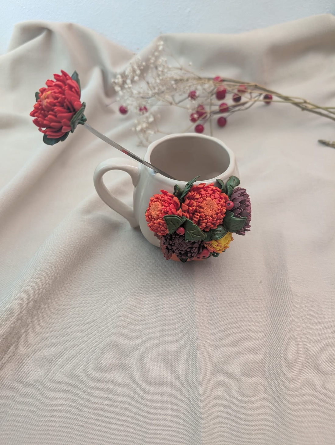 Cană Decorată Manual cu Flori de Toamnă din Lut Polimeric  - casă & stil de viață - echipamente de bucătărie - accesorii de servire - căni - Artynos.ro