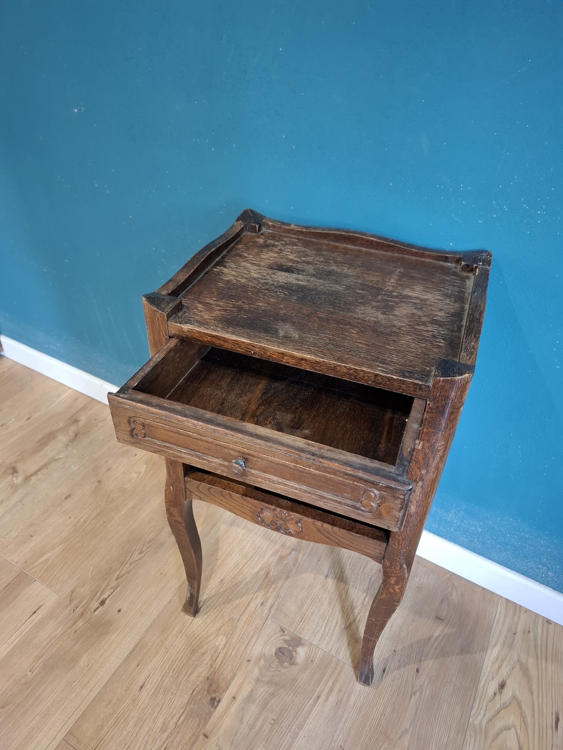 Noptiera antica Luis XV din nuc, maro inchis - casă & stil de viață - mobilier artizanal - secretar - Artynos.ro