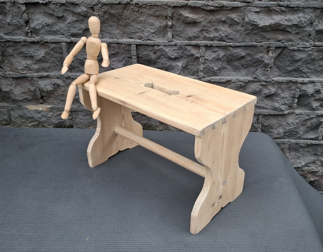 Scaunel rustic reconditionat de lemn - casă & stil de viață - echipament pentru camera copiilor - masă cu scaune copii - Artynos.ro Scaunel rustic reconditionat de lemn - casă & stil de viață - echipament pentru camera copiilor - masă cu scaune copii - Artynos.ro